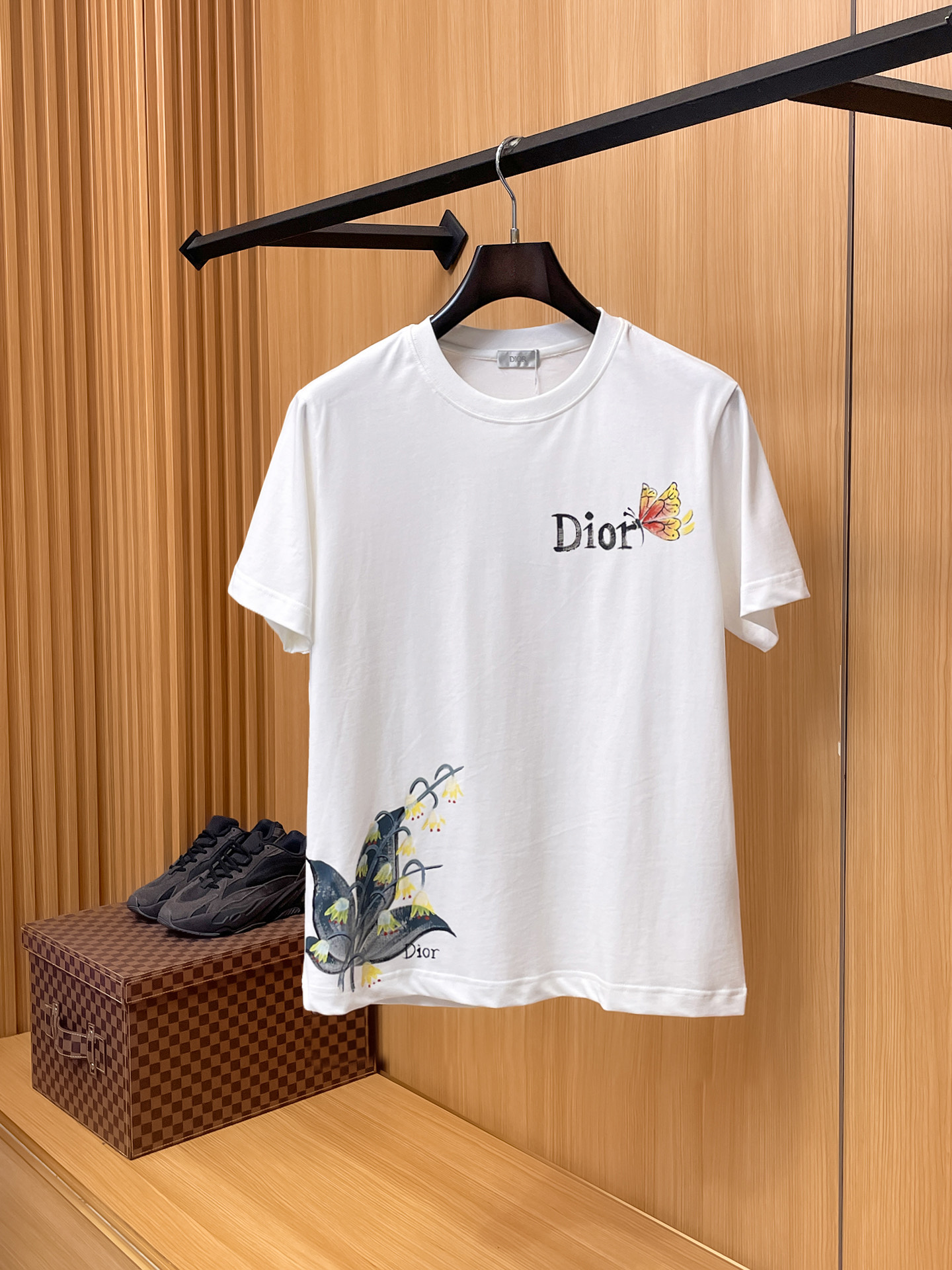 迪奥Dior26春夏新品专柜首发最新款短袖圆领T恤 高端订制 设计前卫时尚！品牌logo手绘重工艺设计，