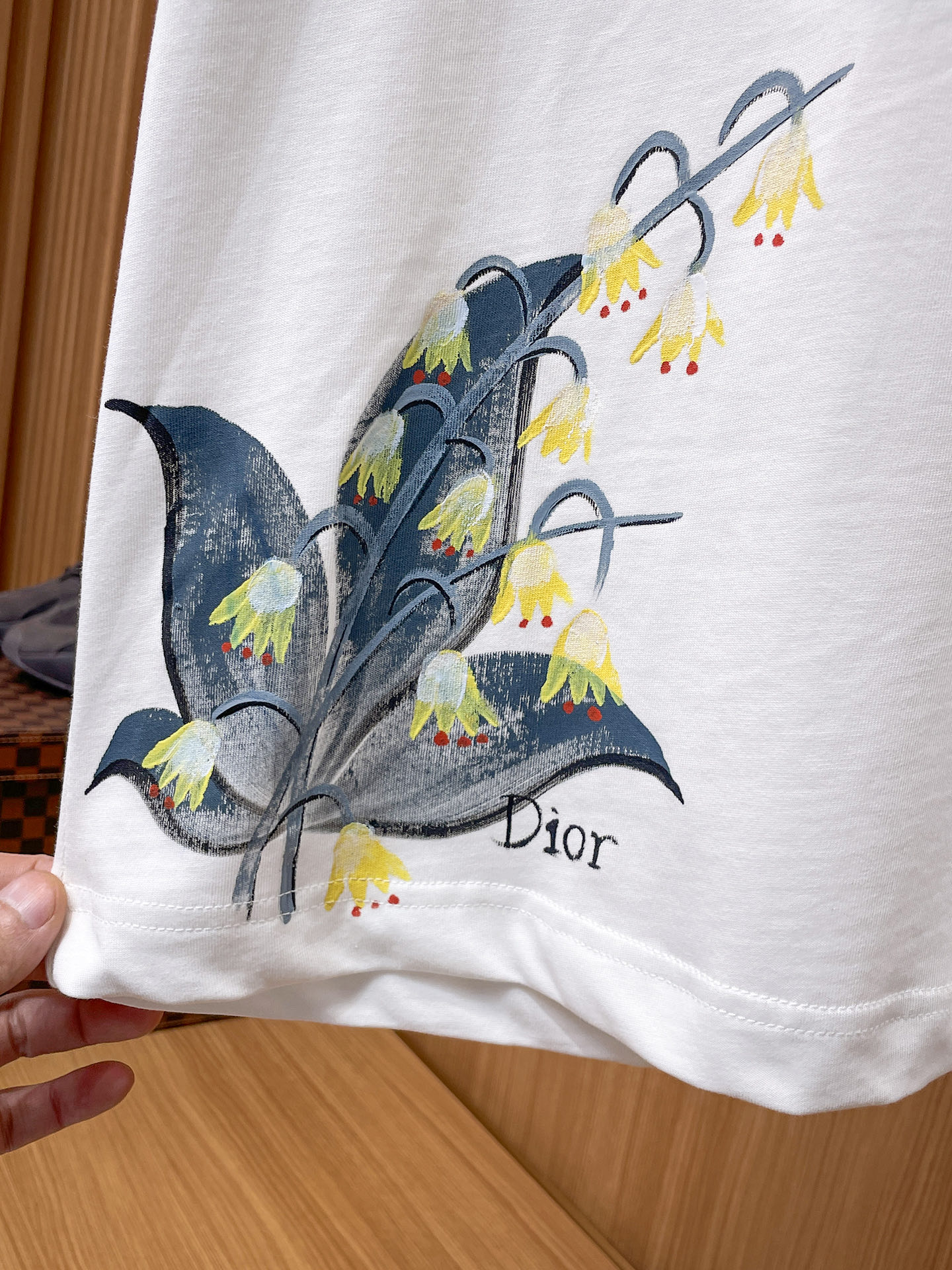 迪奥Dior26春夏新品专柜首发最新款短袖圆领T恤 高端订制 设计前卫时尚！品牌logo手绘重工艺设计，