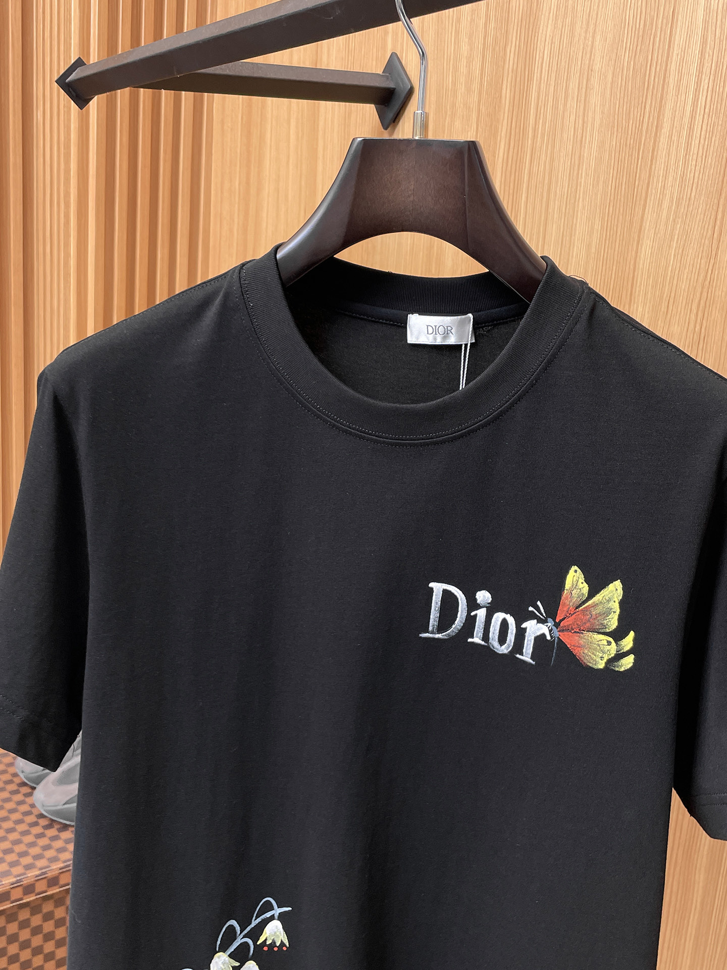 迪奥Dior26春夏新品专柜首发最新款短袖圆领T恤 高端订制 设计前卫时尚！品牌logo手绘重工艺设计，