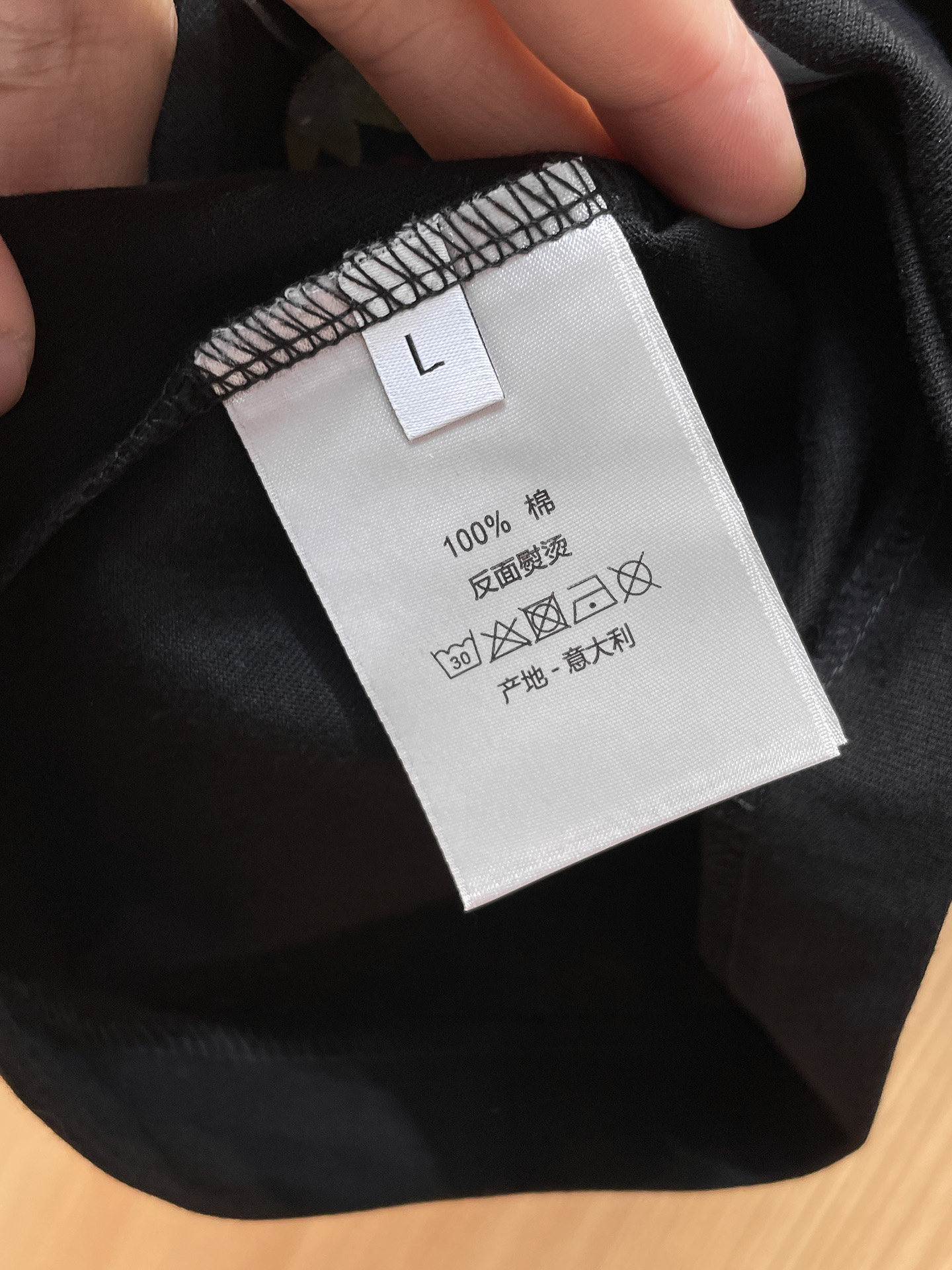 迪奥Dior26春夏新品专柜首发最新款短袖圆领T恤 高端订制 设计前卫时尚！品牌logo手绘重工艺设计，