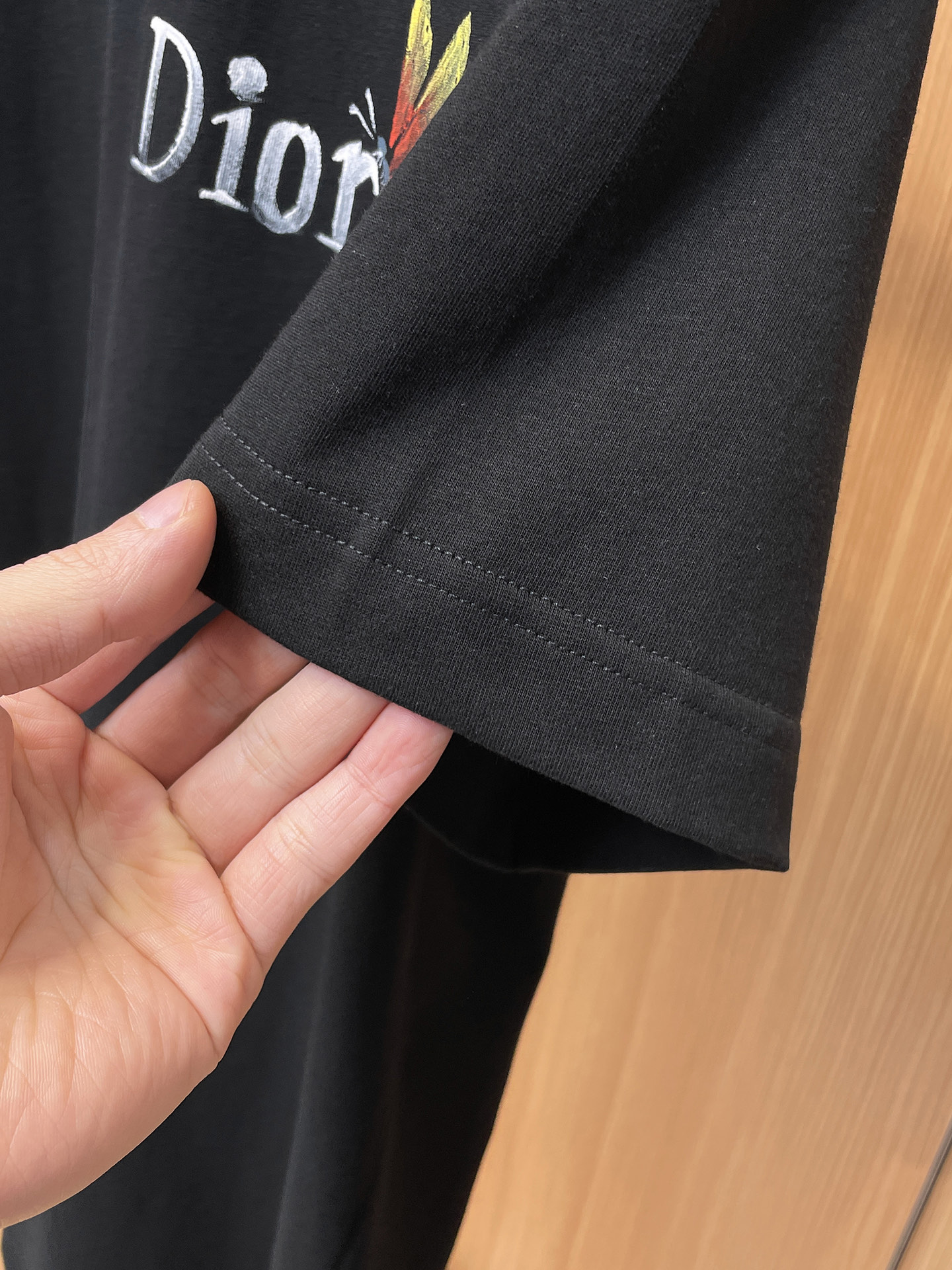 迪奥Dior26春夏新品专柜首发最新款短袖圆领T恤 高端订制 设计前卫时尚！品牌logo手绘重工艺设计，