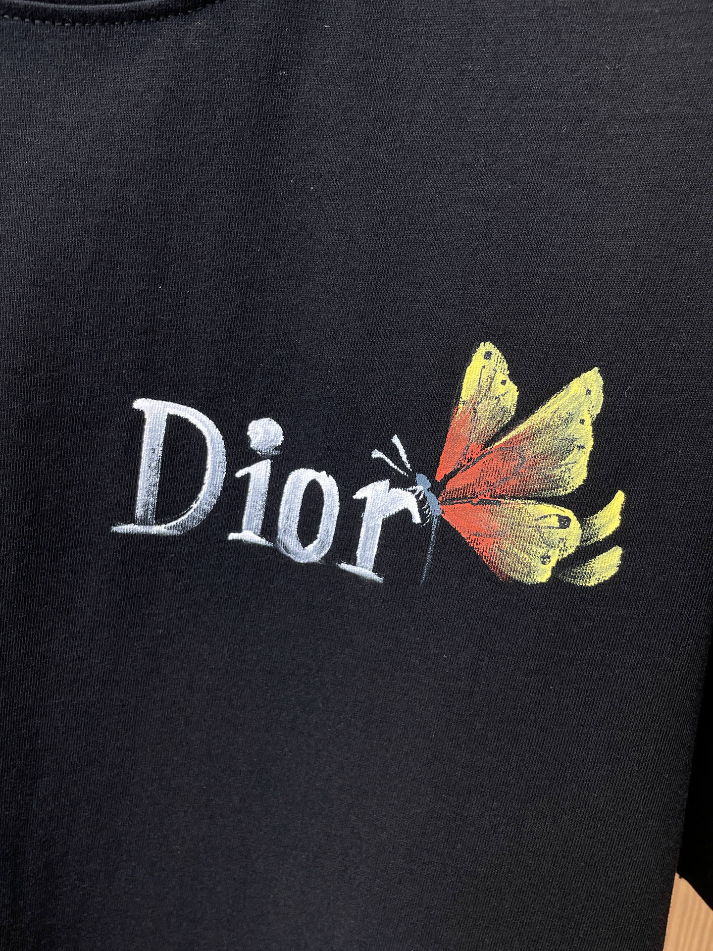 迪奥Dior26春夏新品专柜首发最新款短袖圆领T恤 高端订制 设计前卫时尚！品牌logo手绘重工艺设计，
