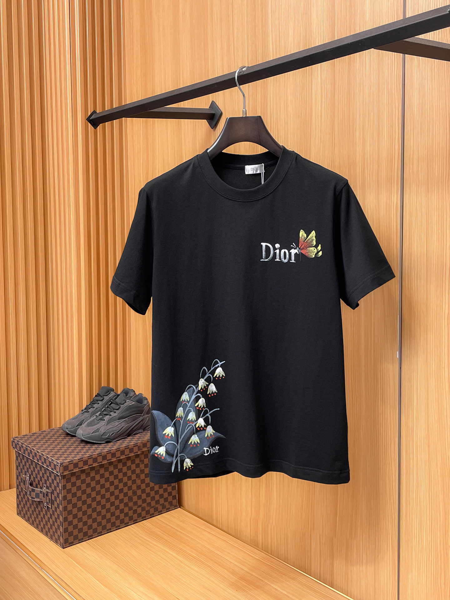 迪奥Dior26春夏新品专柜首发最新款短袖圆领T恤 高端订制 设计前卫时尚！品牌logo手绘重工艺设计，