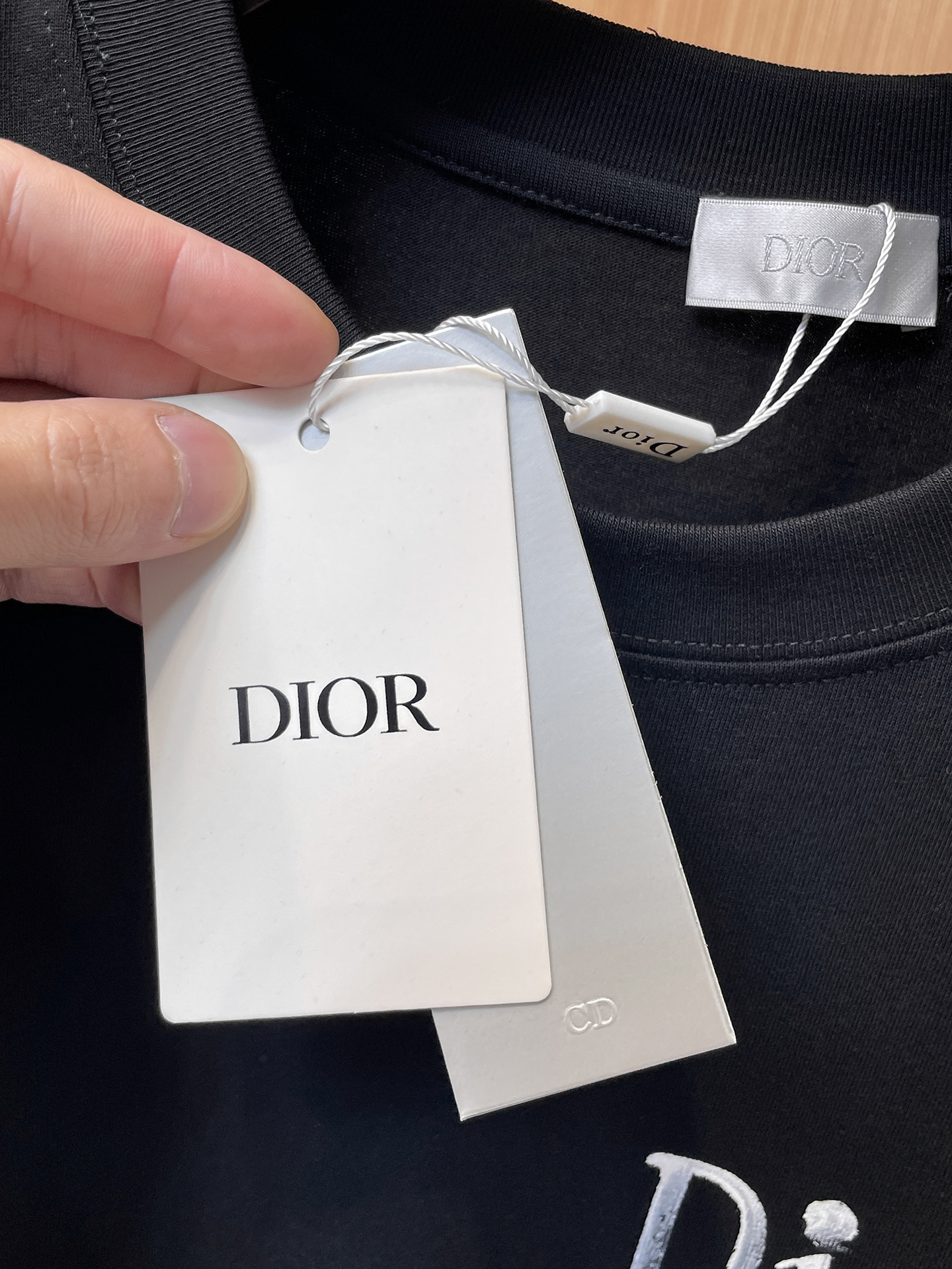 迪奥Dior26春夏新品专柜首发最新款短袖圆领T恤 高端订制 设计前卫时尚！品牌logo手绘重工艺设计，