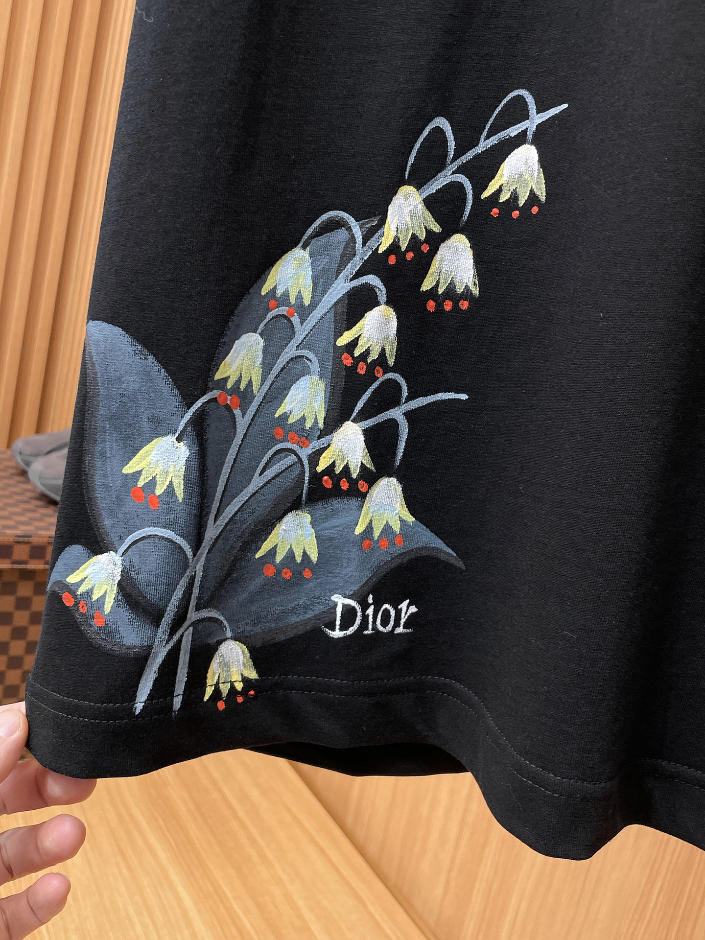 迪奥Dior26春夏新品专柜首发最新款短袖圆领T恤 高端订制 设计前卫时尚！品牌logo手绘重工艺设计，