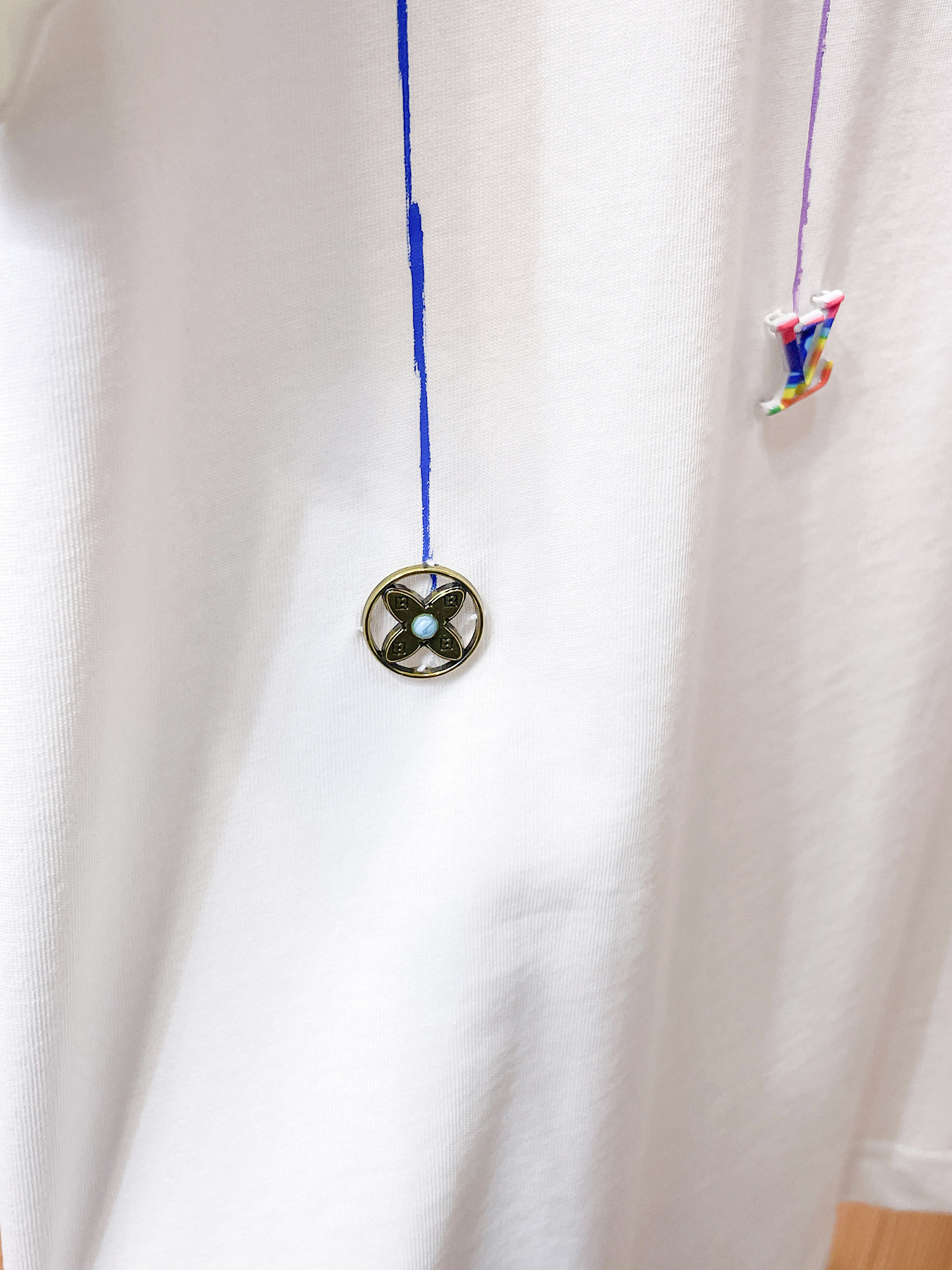 路易威登LV26春夏新品专柜首发最新款短袖圆领T恤 高端订制 设计前卫时尚！品牌logo手绘重工艺设计，