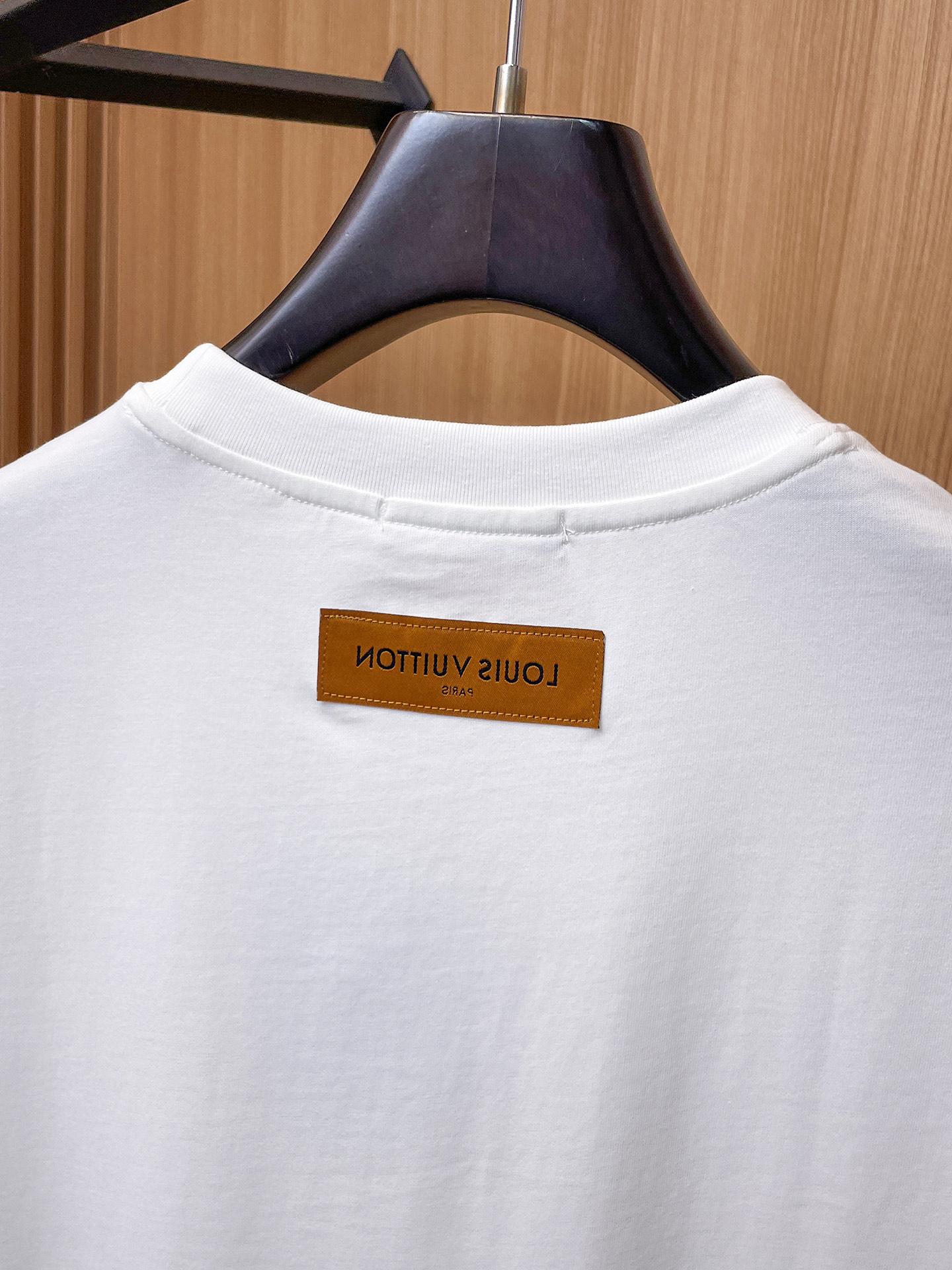 路易威登LV26春夏新品专柜首发最新款短袖圆领T恤 高端订制 设计前卫时尚！品牌logo手绘重工艺设计，