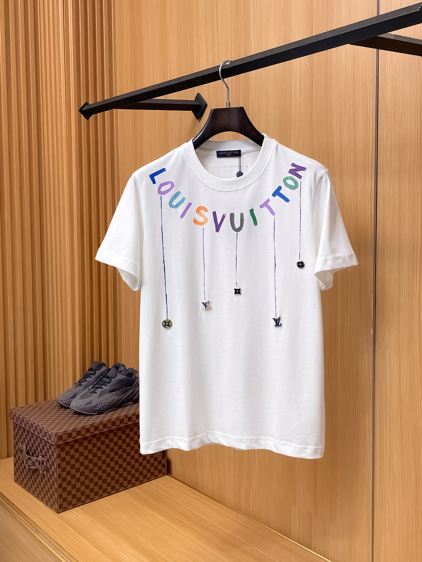 路易威登LV26春夏新品专柜首发最新款短袖圆领T恤 高端订制 设计前卫时尚！品牌logo手绘重工艺设计，