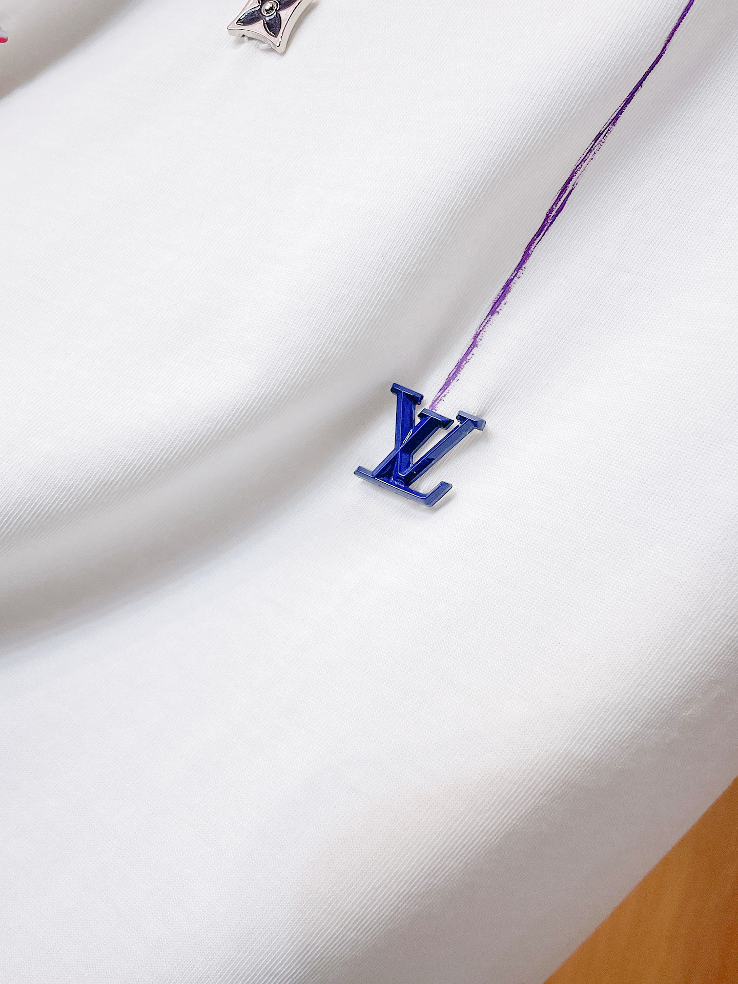 路易威登LV26春夏新品专柜首发最新款短袖圆领T恤 高端订制 设计前卫时尚！品牌logo手绘重工艺设计，