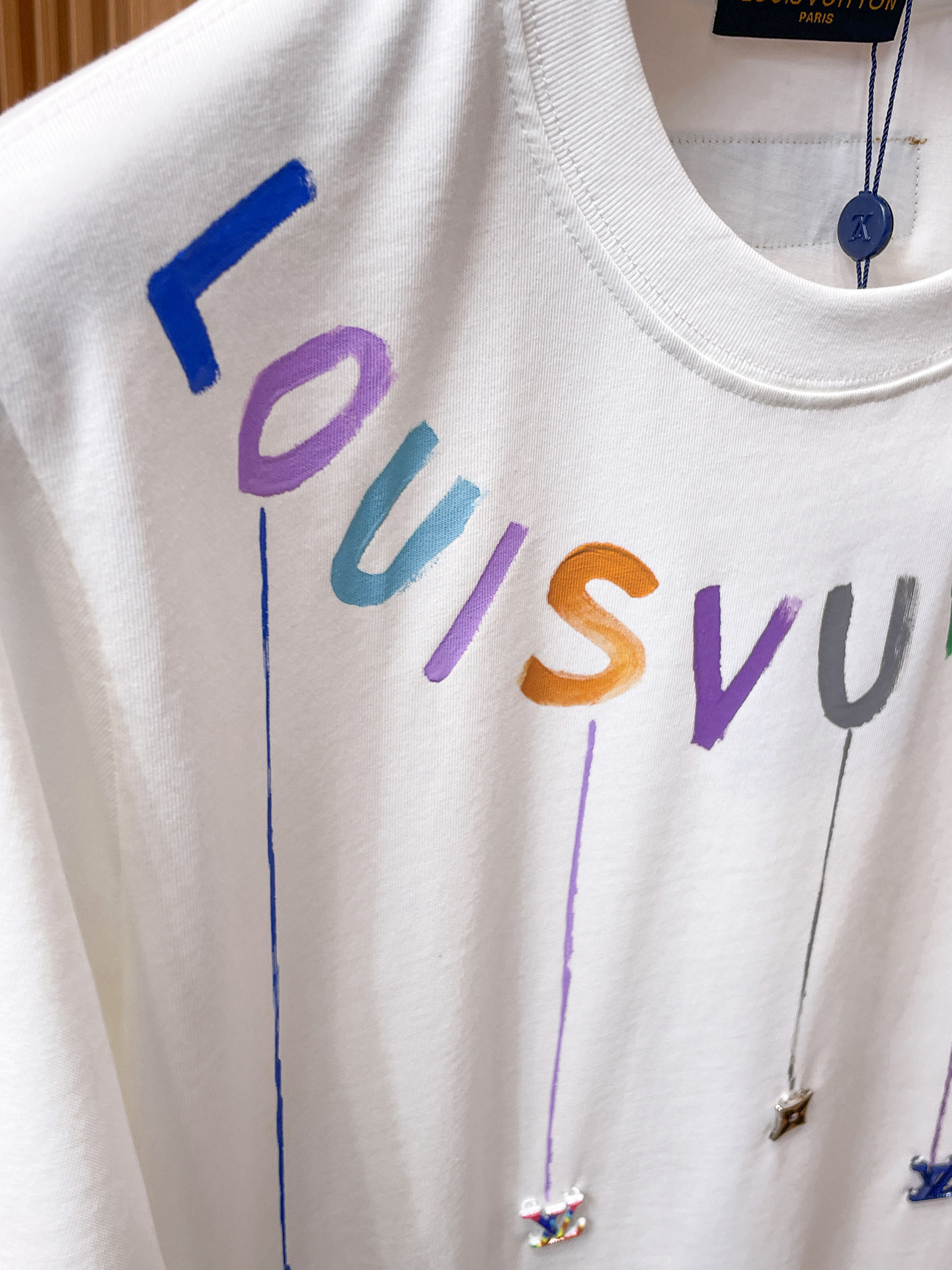 路易威登LV26春夏新品专柜首发最新款短袖圆领T恤 高端订制 设计前卫时尚！品牌logo手绘重工艺设计，