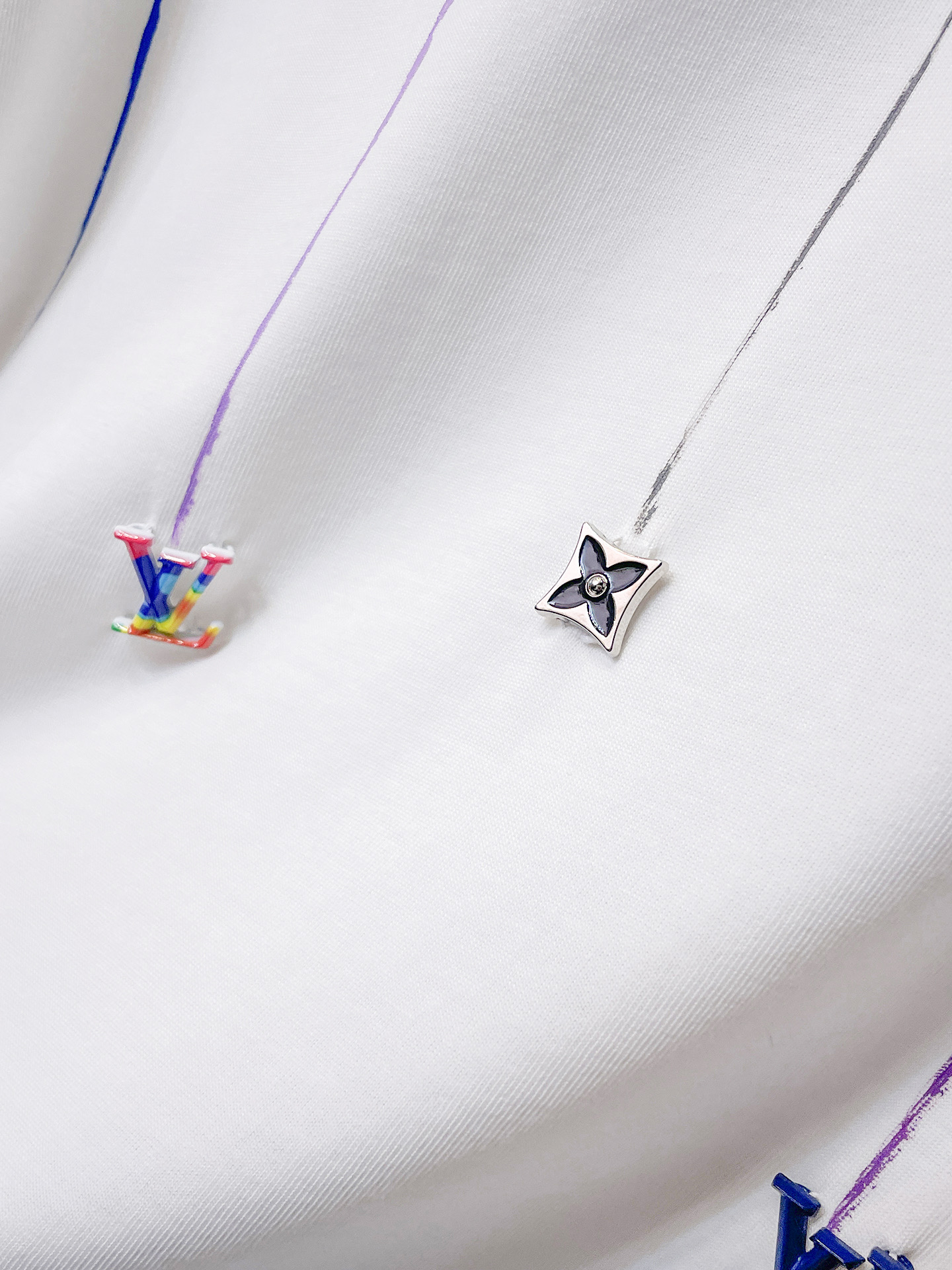 路易威登LV26春夏新品专柜首发最新款短袖圆领T恤 高端订制 设计前卫时尚！品牌logo手绘重工艺设计，