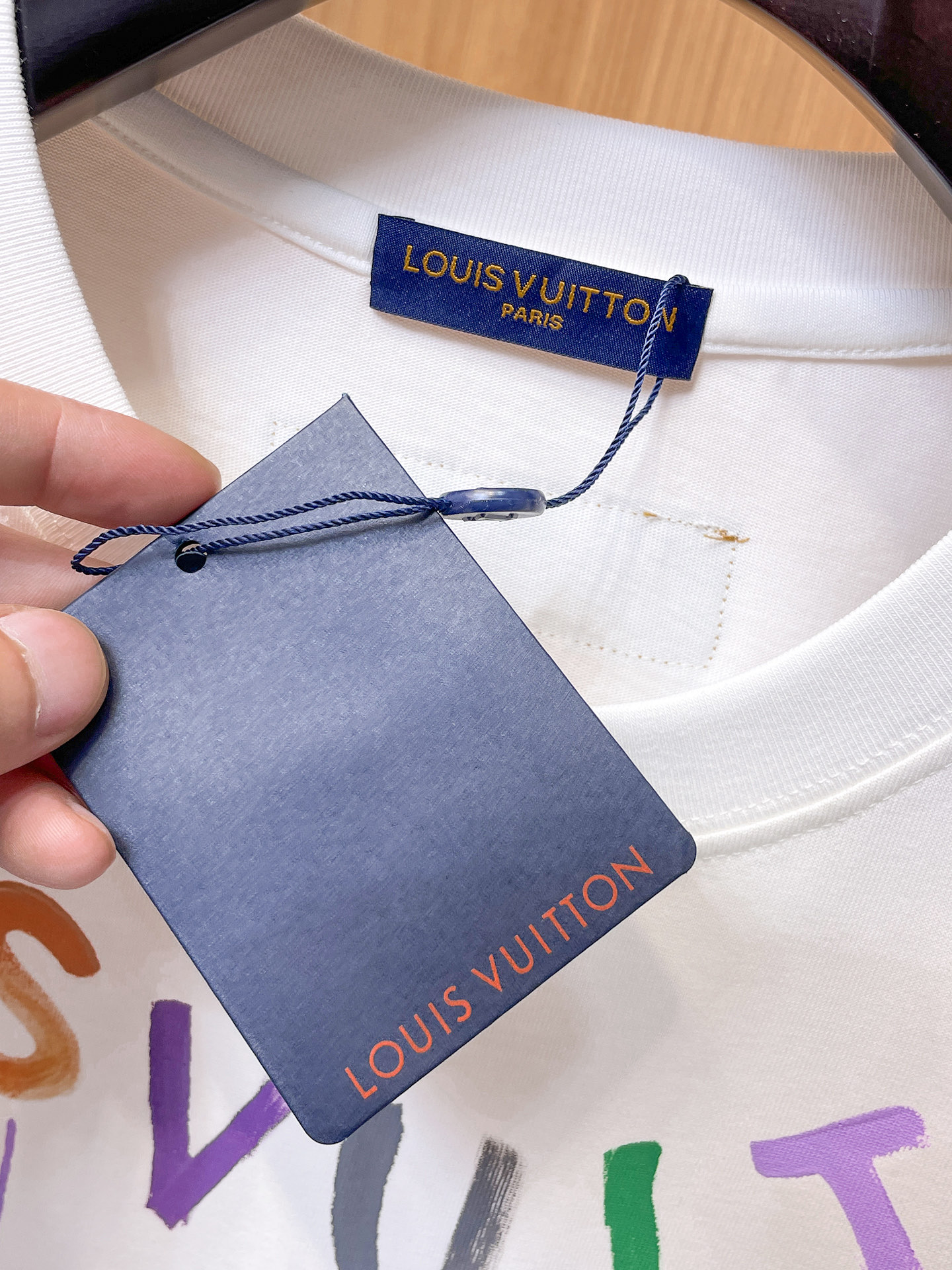 路易威登LV26春夏新品专柜首发最新款短袖圆领T恤 高端订制 设计前卫时尚！品牌logo手绘重工艺设计，