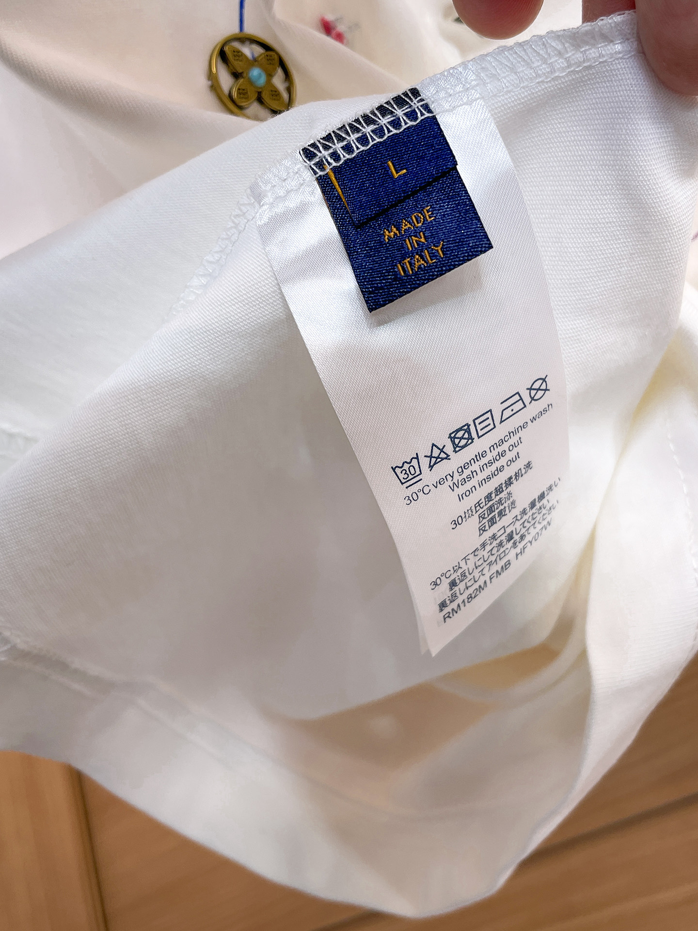 路易威登LV26春夏新品专柜首发最新款短袖圆领T恤 高端订制 设计前卫时尚！品牌logo手绘重工艺设计，