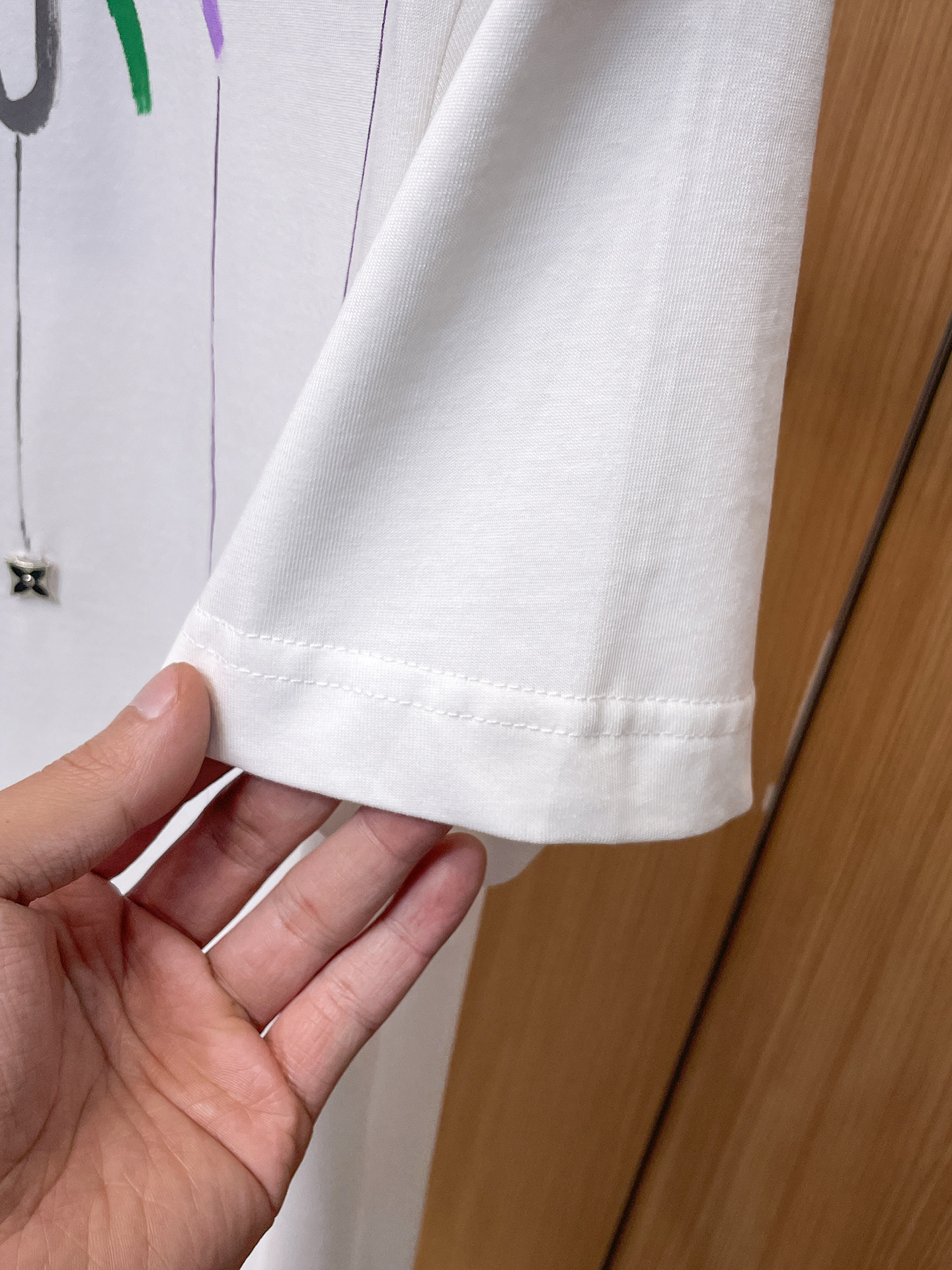 路易威登LV26春夏新品专柜首发最新款短袖圆领T恤 高端订制 设计前卫时尚！品牌logo手绘重工艺设计，