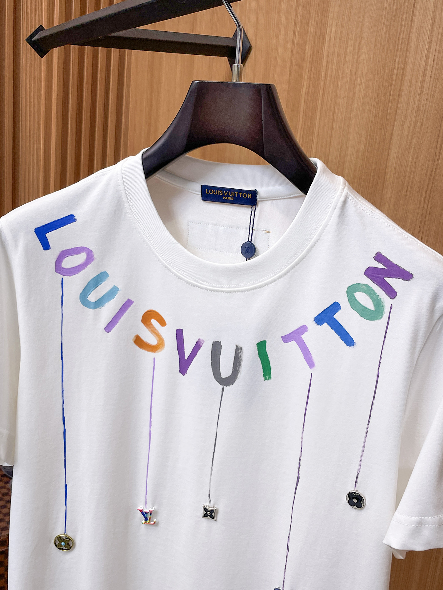 路易威登LV26春夏新品专柜首发最新款短袖圆领T恤 高端订制 设计前卫时尚！品牌logo手绘重工艺设计，