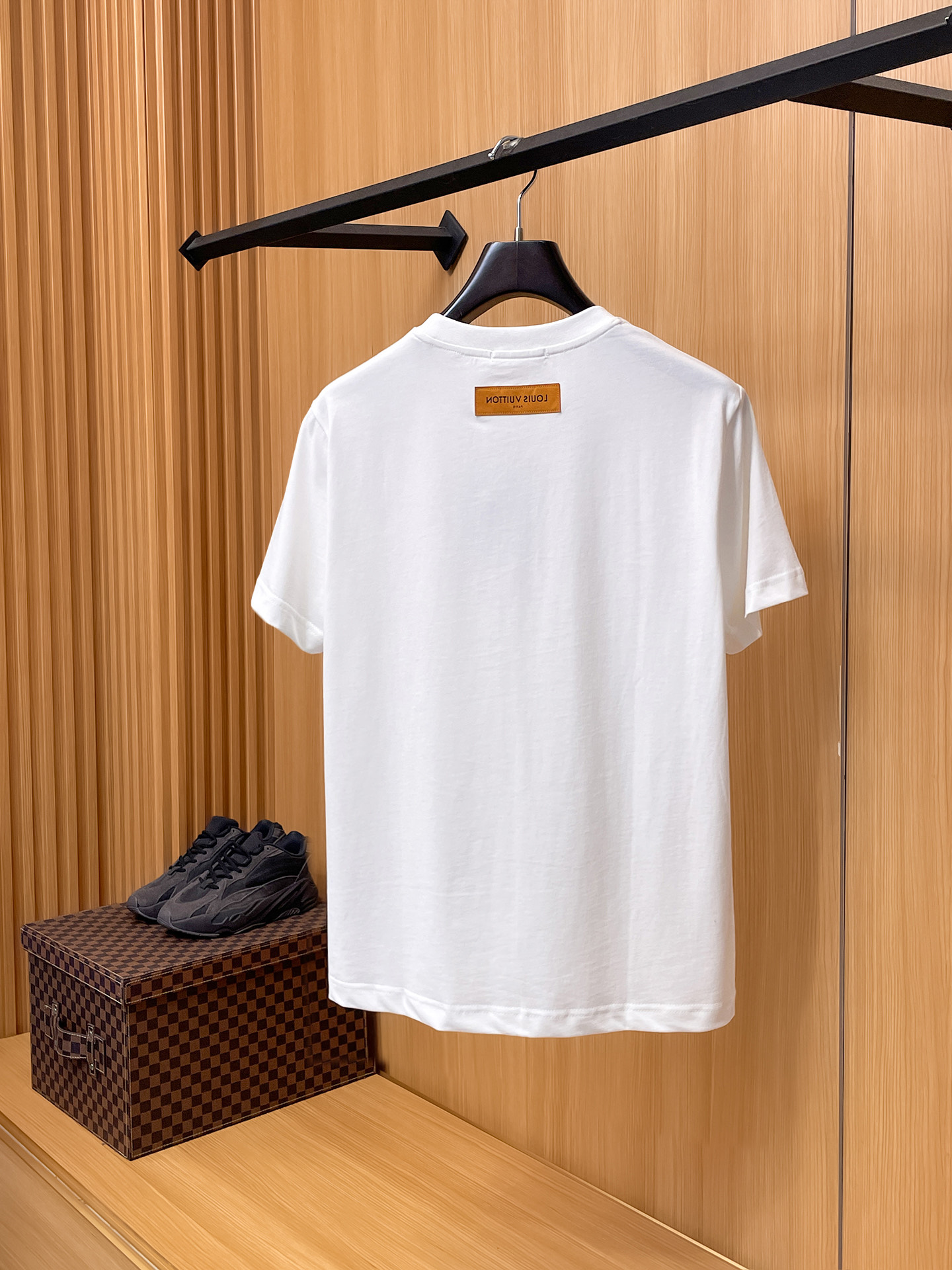 路易威登LV26春夏新品专柜首发最新款短袖圆领T恤 高端订制 设计前卫时尚！品牌logo手绘重工艺设计，