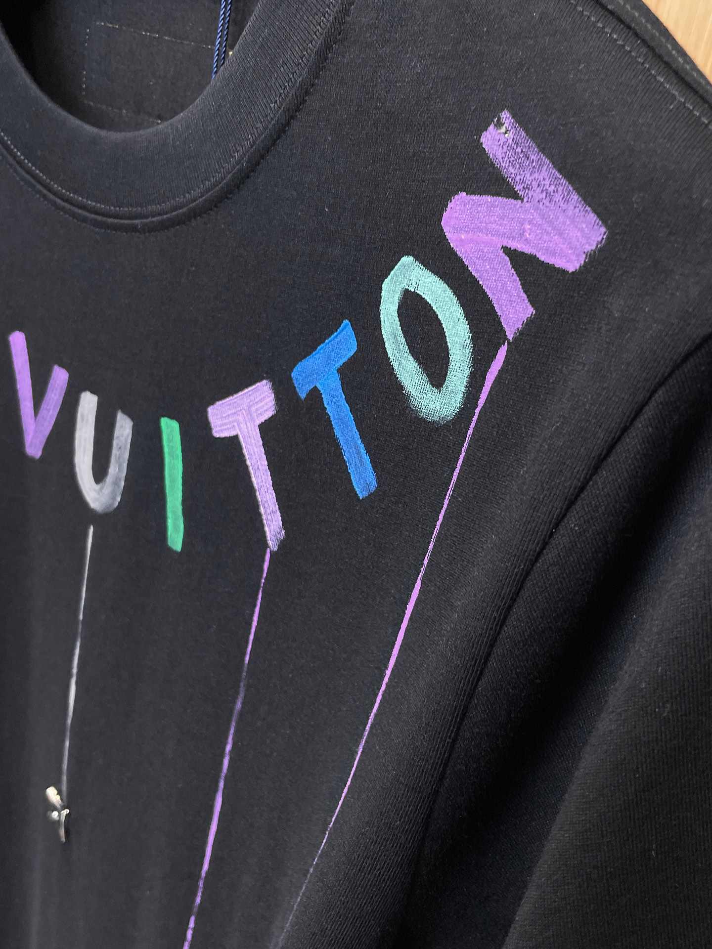 路易威登LV26春夏新品专柜首发最新款短袖圆领T恤 高端订制 设计前卫时尚！品牌logo手绘重工艺设计，