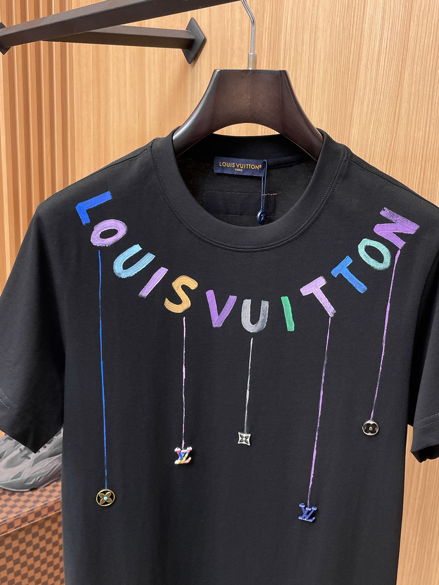 路易威登LV26春夏新品专柜首发最新款短袖圆领T恤 高端订制 设计前卫时尚！品牌logo手绘重工艺设计，