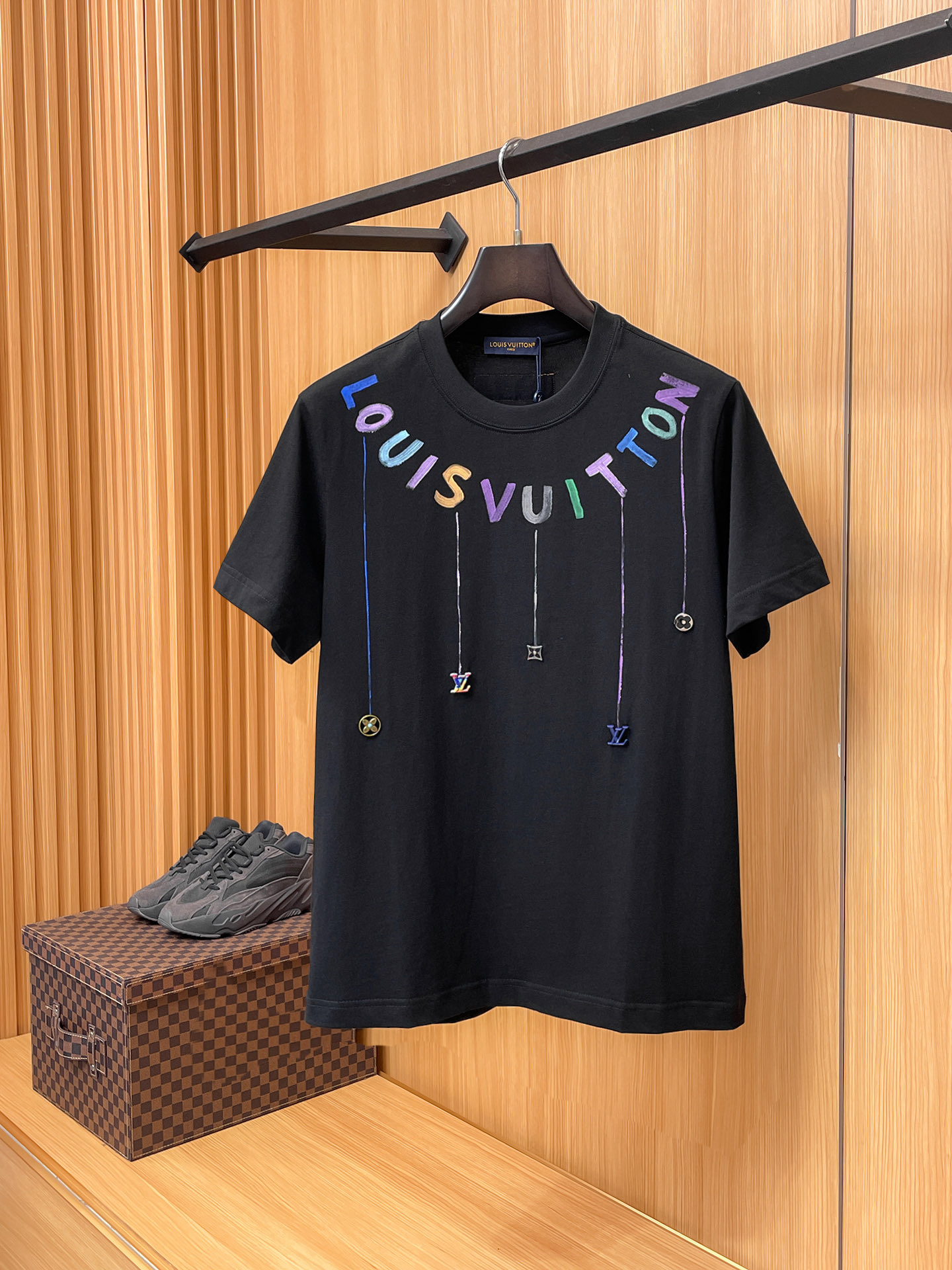 路易威登LV26春夏新品专柜首发最新款短袖圆领T恤 高端订制 设计前卫时尚！品牌logo手绘重工艺设计，