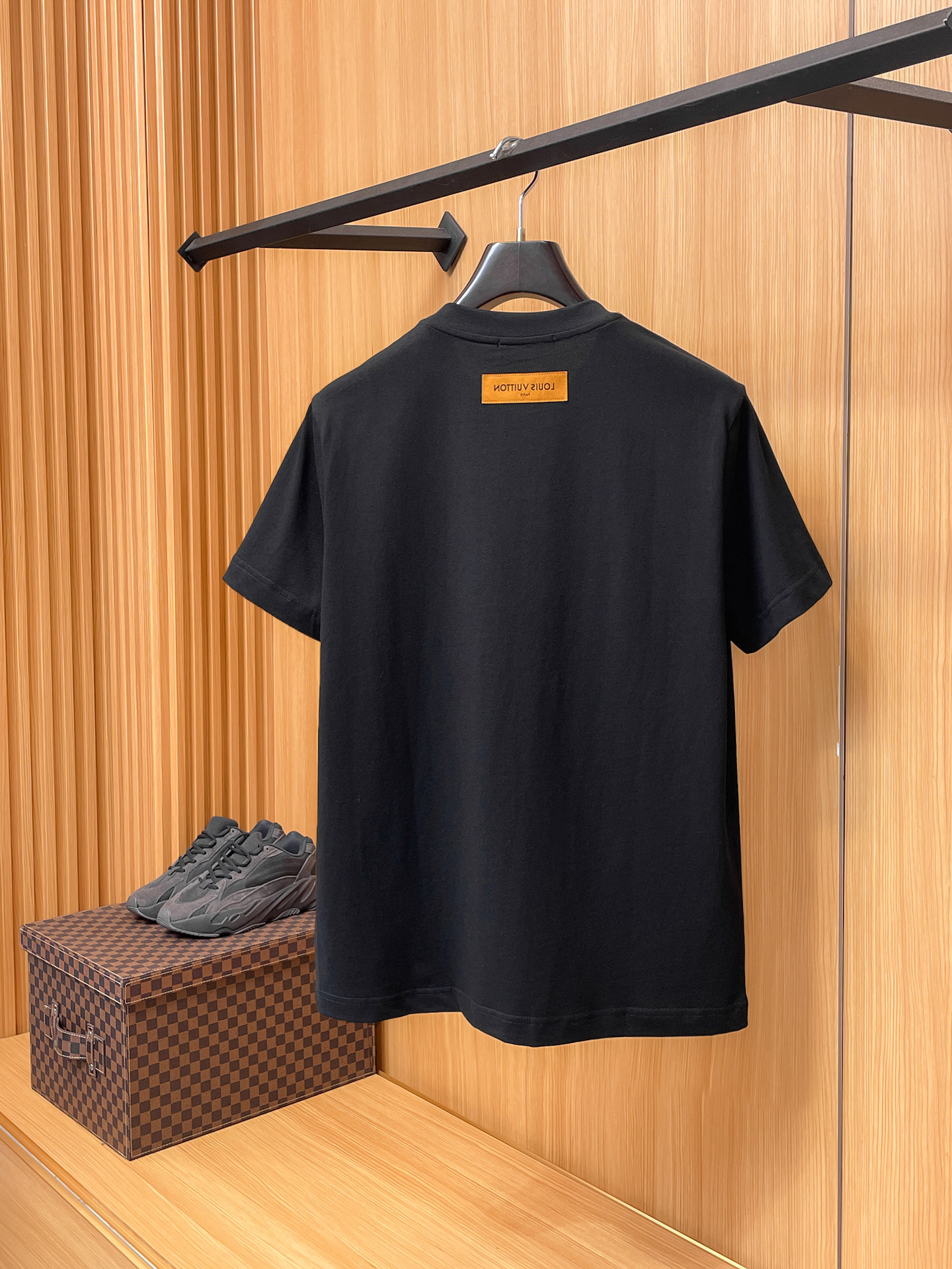 路易威登LV26春夏新品专柜首发最新款短袖圆领T恤 高端订制 设计前卫时尚！品牌logo手绘重工艺设计，