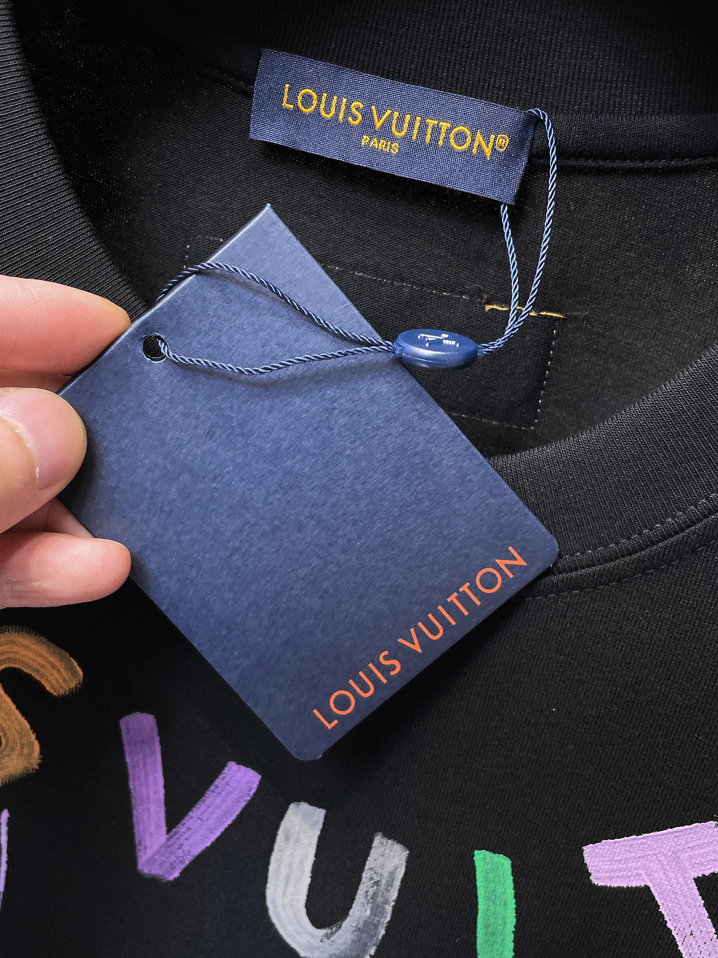 路易威登LV26春夏新品专柜首发最新款短袖圆领T恤 高端订制 设计前卫时尚！品牌logo手绘重工艺设计，