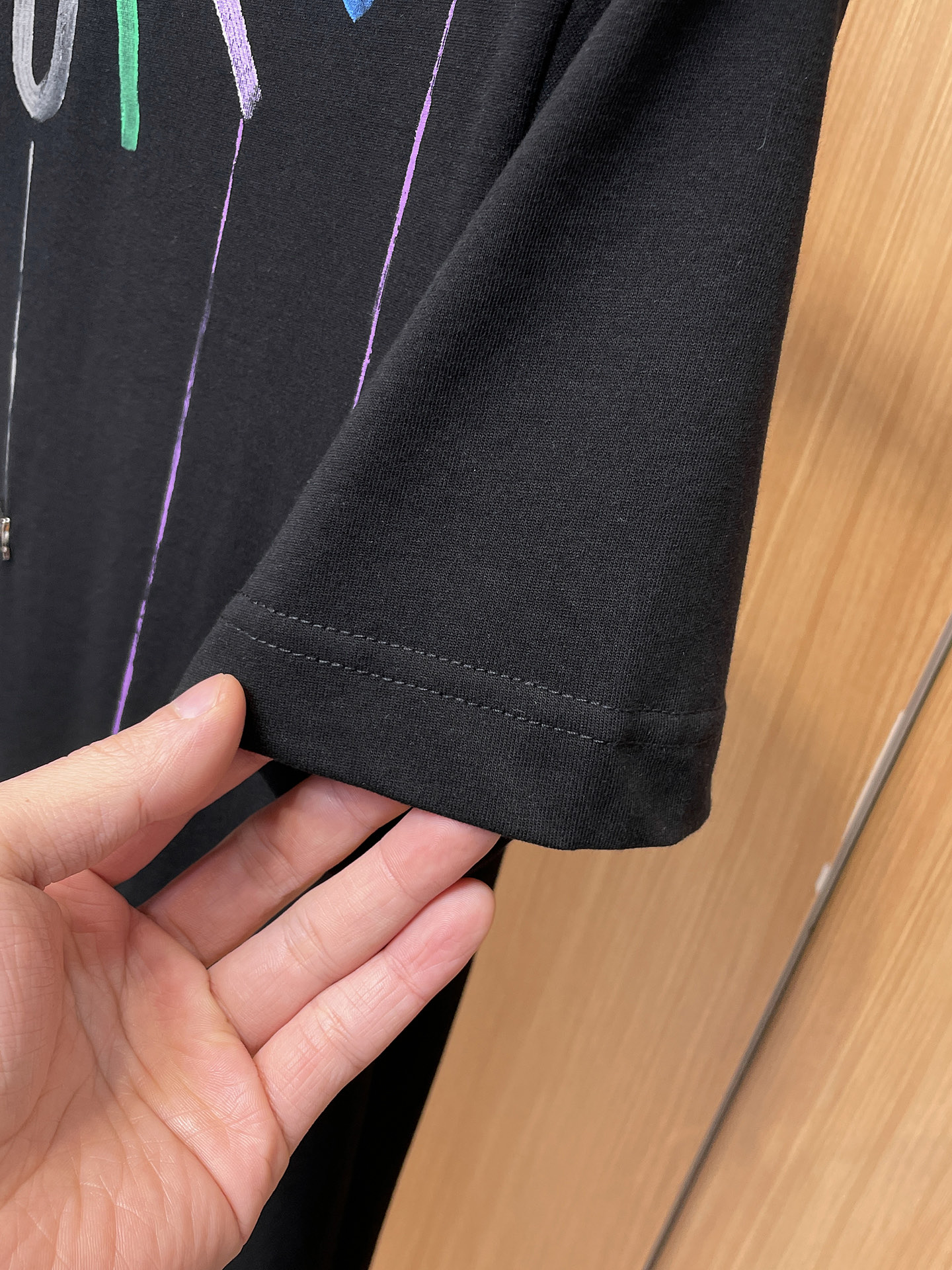 路易威登LV26春夏新品专柜首发最新款短袖圆领T恤 高端订制 设计前卫时尚！品牌logo手绘重工艺设计，