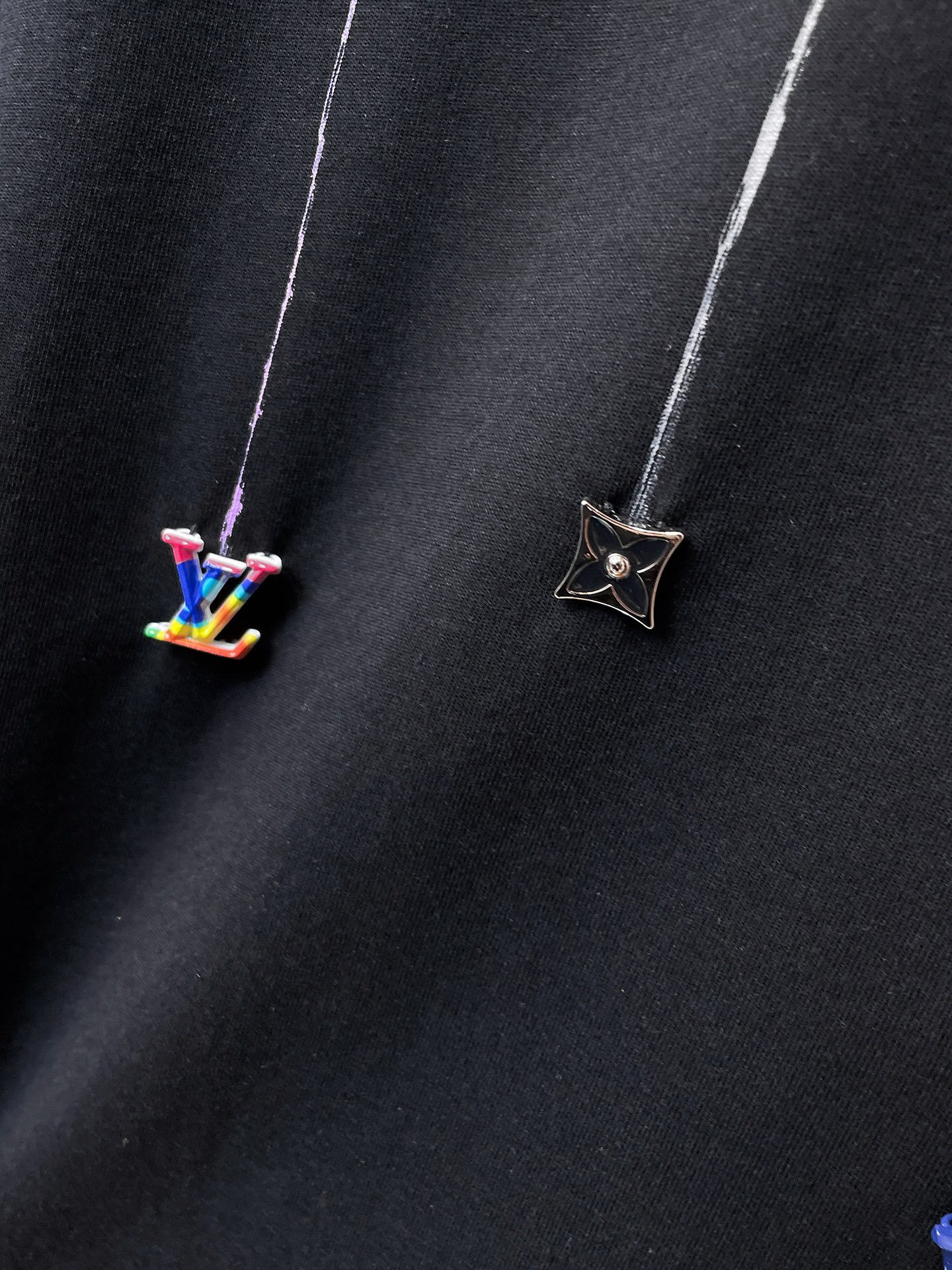 路易威登LV26春夏新品专柜首发最新款短袖圆领T恤 高端订制 设计前卫时尚！品牌logo手绘重工艺设计，