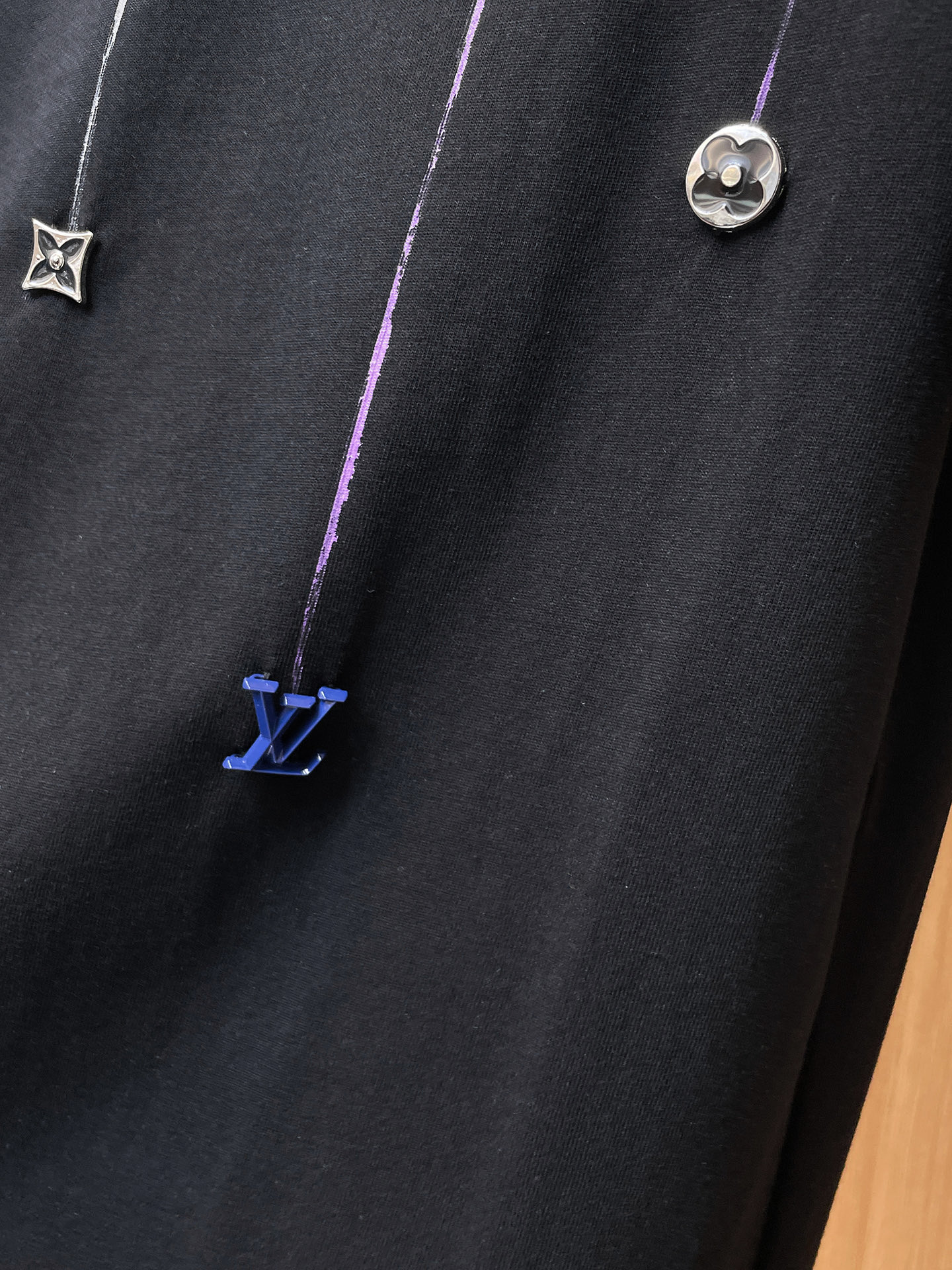 路易威登LV26春夏新品专柜首发最新款短袖圆领T恤 高端订制 设计前卫时尚！品牌logo手绘重工艺设计，