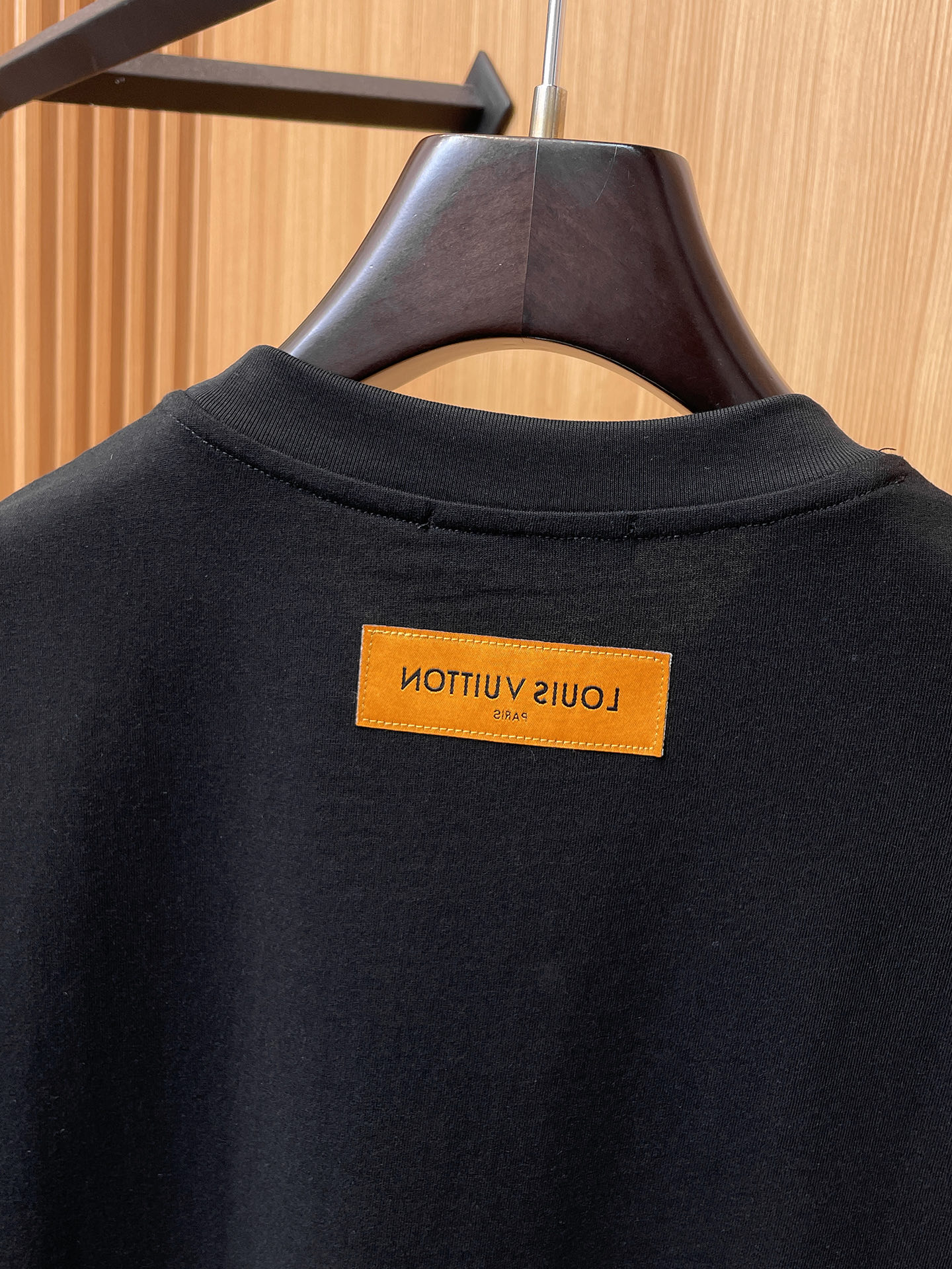 路易威登LV26春夏新品专柜首发最新款短袖圆领T恤 高端订制 设计前卫时尚！品牌logo手绘重工艺设计，