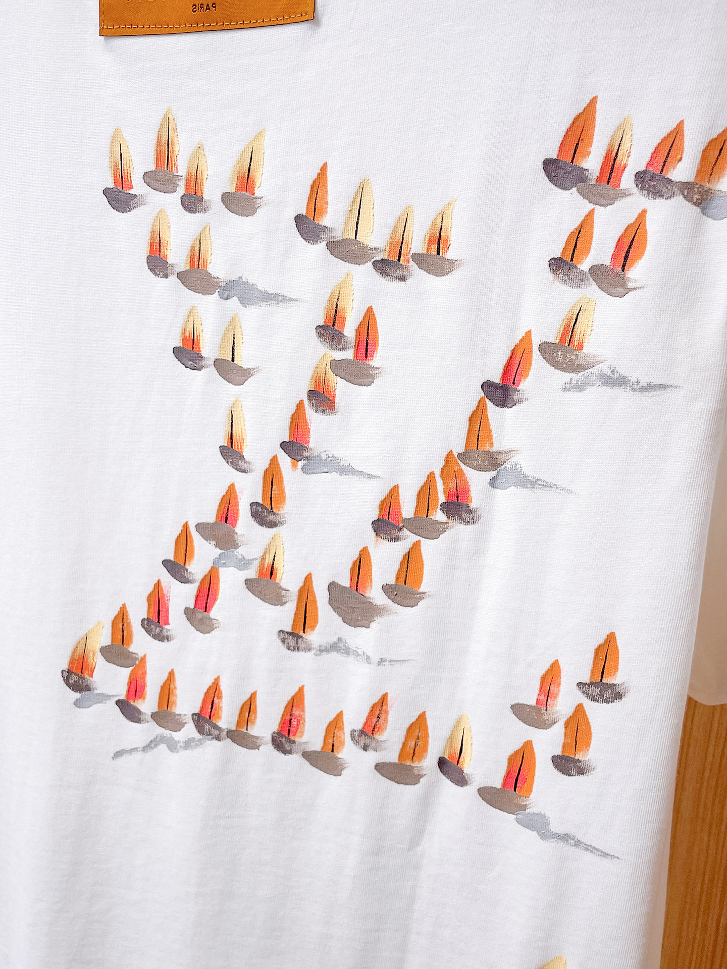 路易威登LV26春夏新品专柜首发最新款短袖圆领T恤 高端订制 设计前卫时尚！品牌logo手绘重工艺设计，