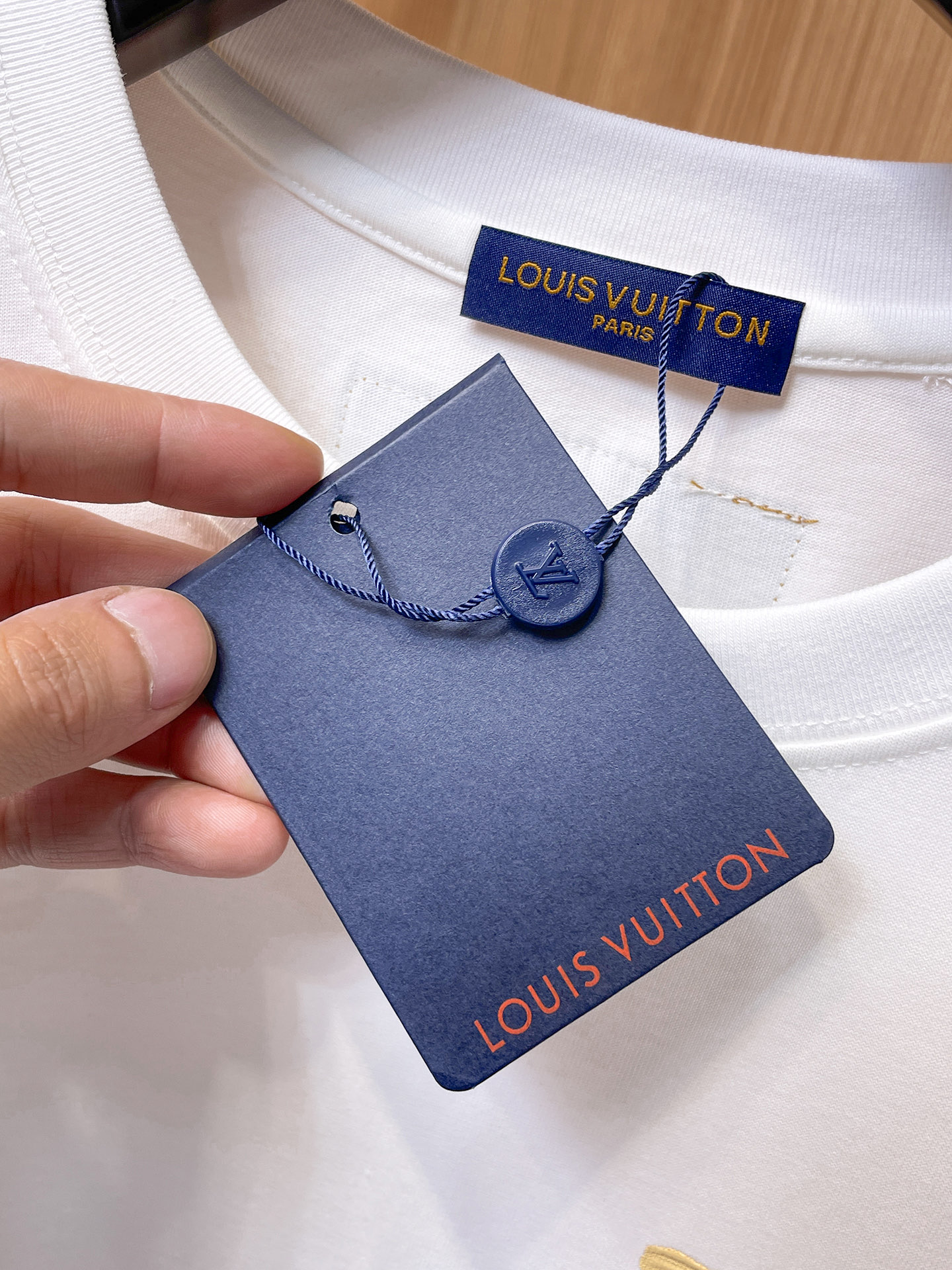 路易威登LV26春夏新品专柜首发最新款短袖圆领T恤 高端订制 设计前卫时尚！品牌logo手绘重工艺设计，