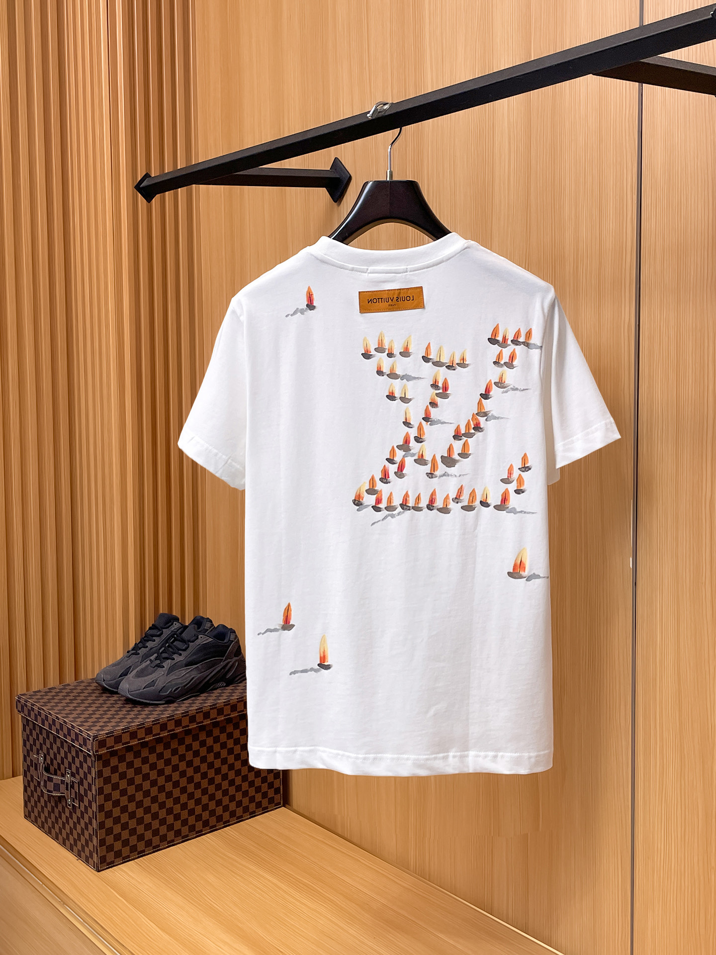 路易威登LV26春夏新品专柜首发最新款短袖圆领T恤 高端订制 设计前卫时尚！品牌logo手绘重工艺设计，