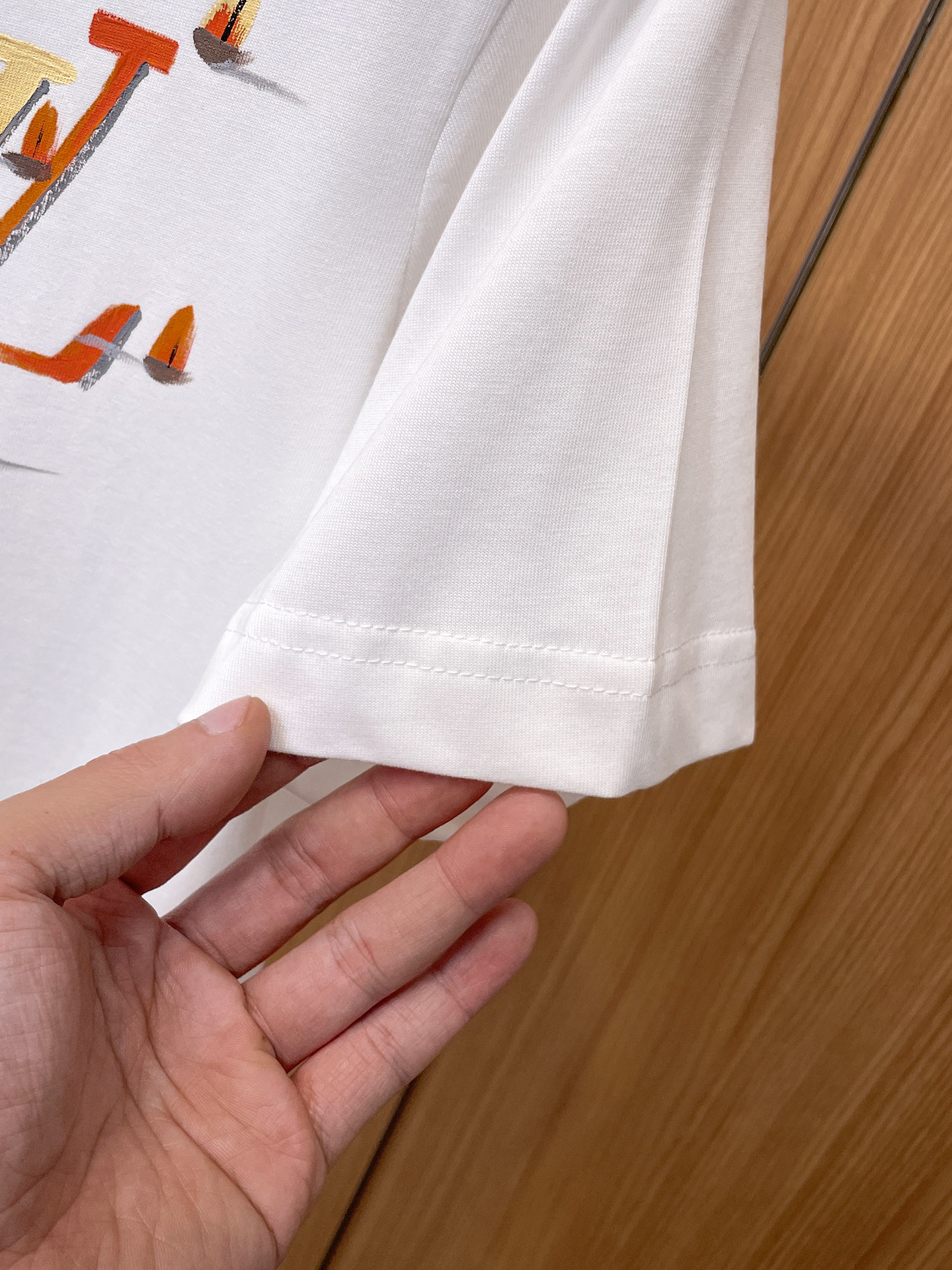 路易威登LV26春夏新品专柜首发最新款短袖圆领T恤 高端订制 设计前卫时尚！品牌logo手绘重工艺设计，