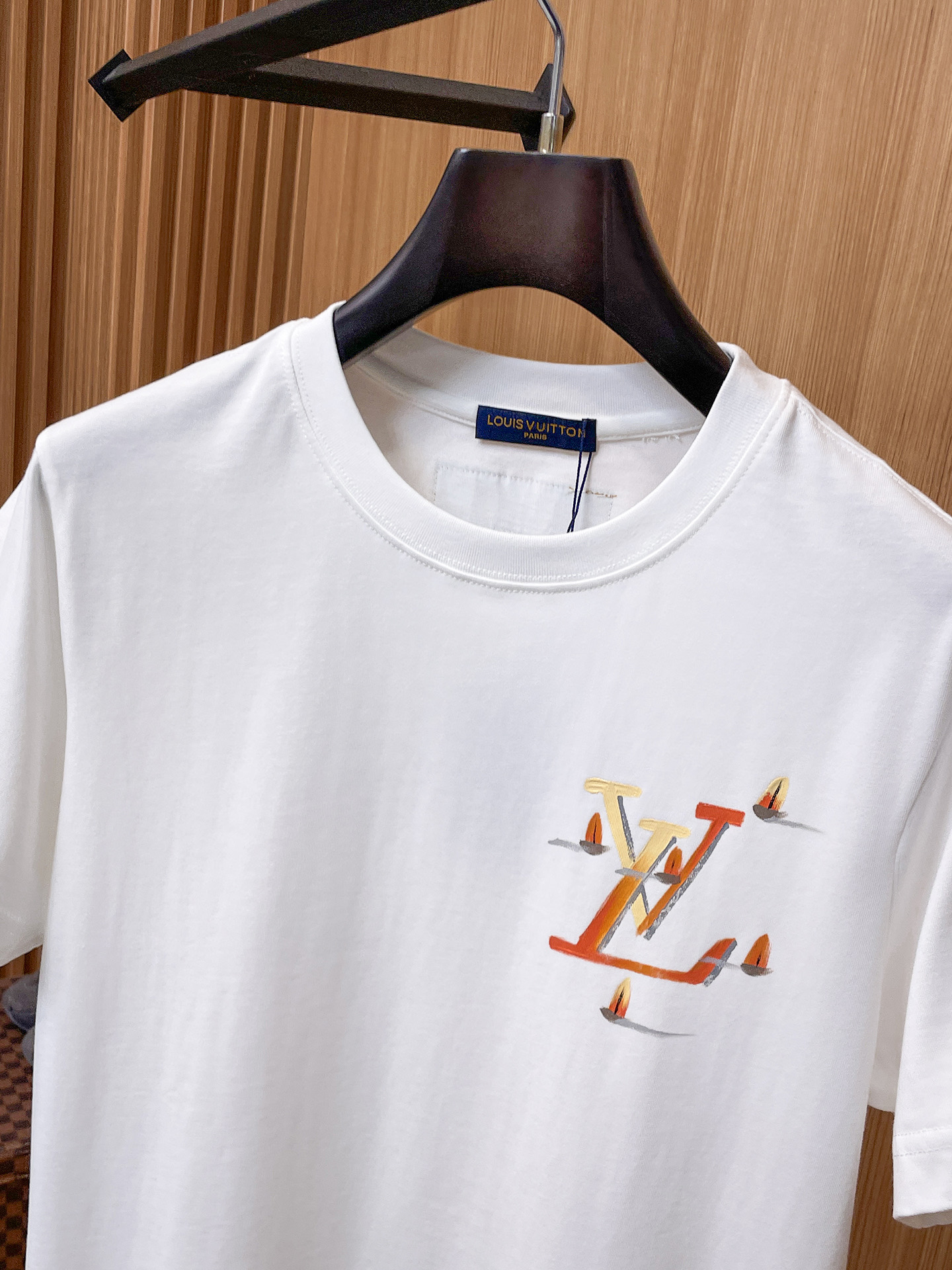 路易威登LV26春夏新品专柜首发最新款短袖圆领T恤 高端订制 设计前卫时尚！品牌logo手绘重工艺设计，