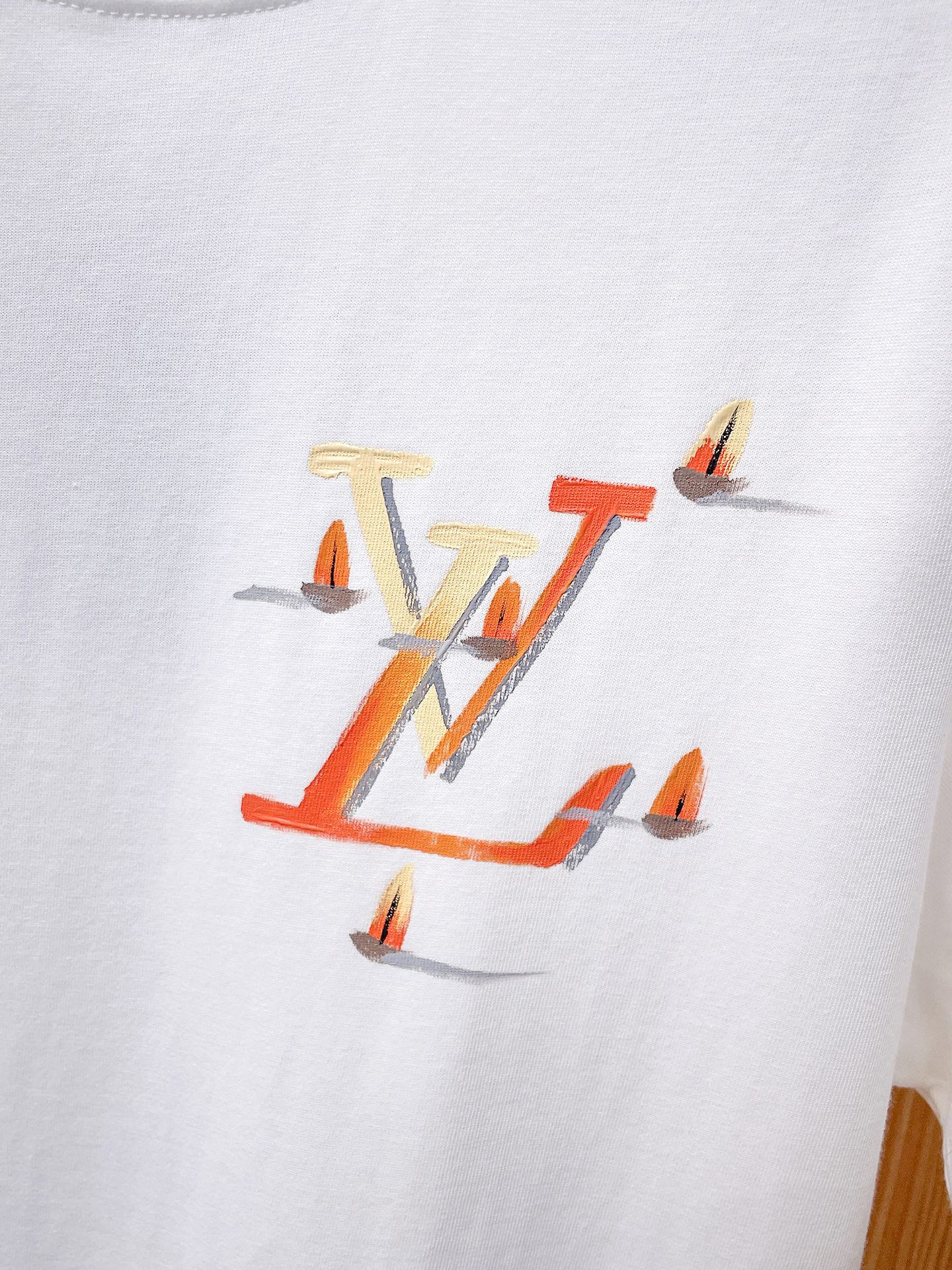 路易威登LV26春夏新品专柜首发最新款短袖圆领T恤 高端订制 设计前卫时尚！品牌logo手绘重工艺设计，