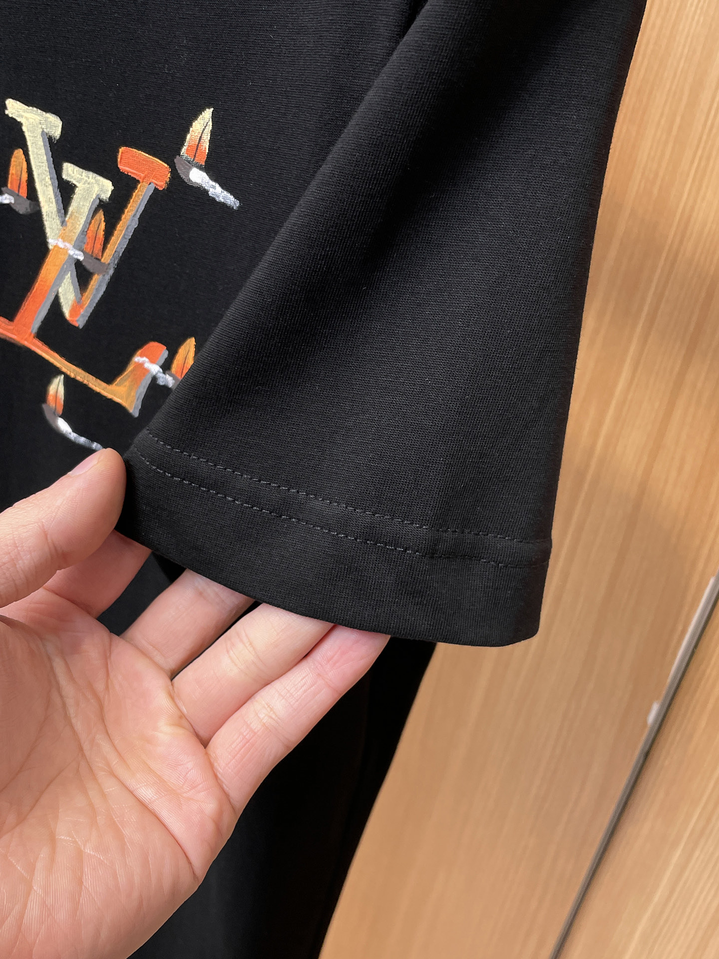 路易威登LV26春夏新品专柜首发最新款短袖圆领T恤 高端订制 设计前卫时尚！品牌logo手绘重工艺设计，