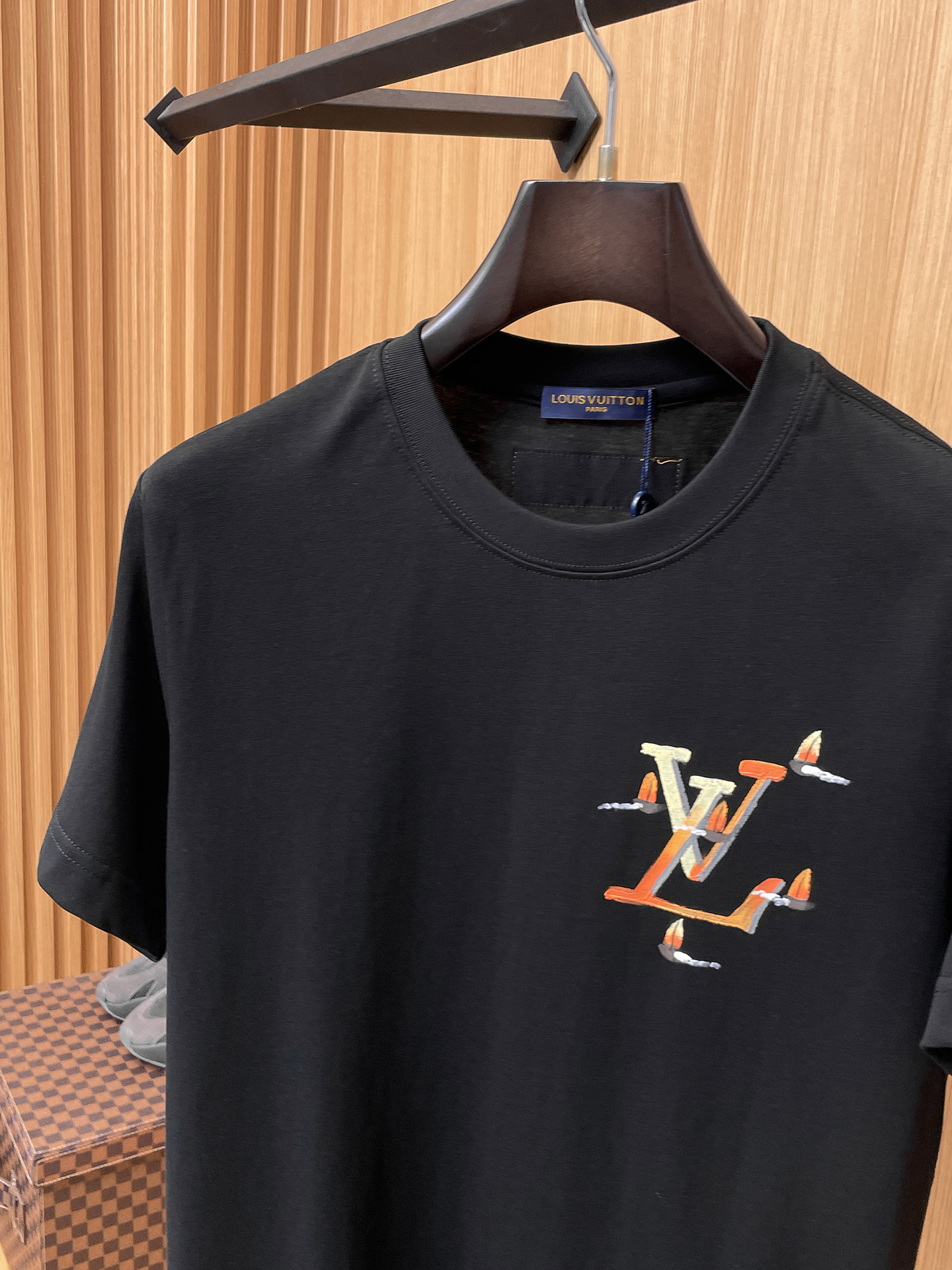 路易威登LV26春夏新品专柜首发最新款短袖圆领T恤 高端订制 设计前卫时尚！品牌logo手绘重工艺设计，