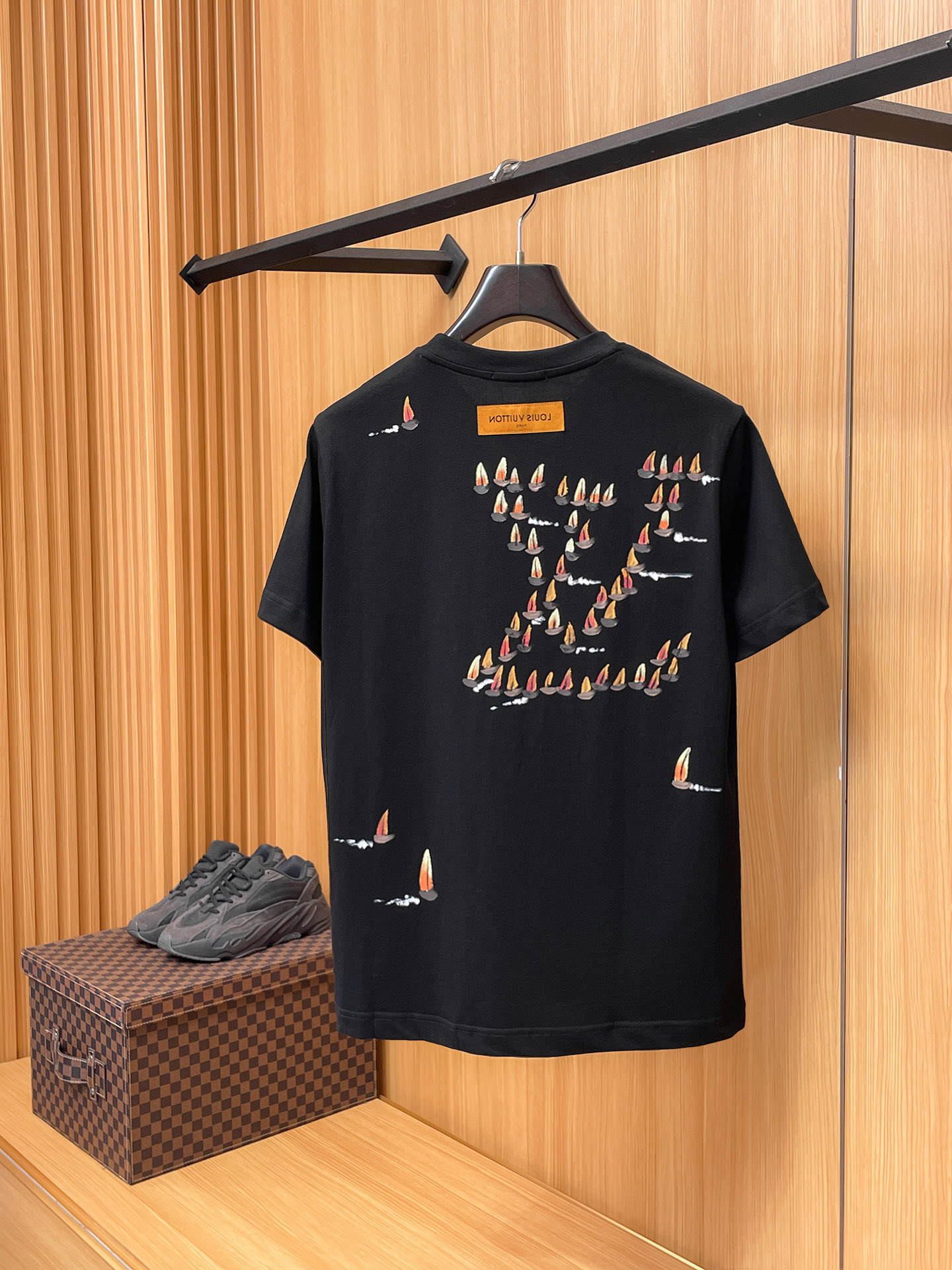 路易威登LV26春夏新品专柜首发最新款短袖圆领T恤 高端订制 设计前卫时尚！品牌logo手绘重工艺设计，