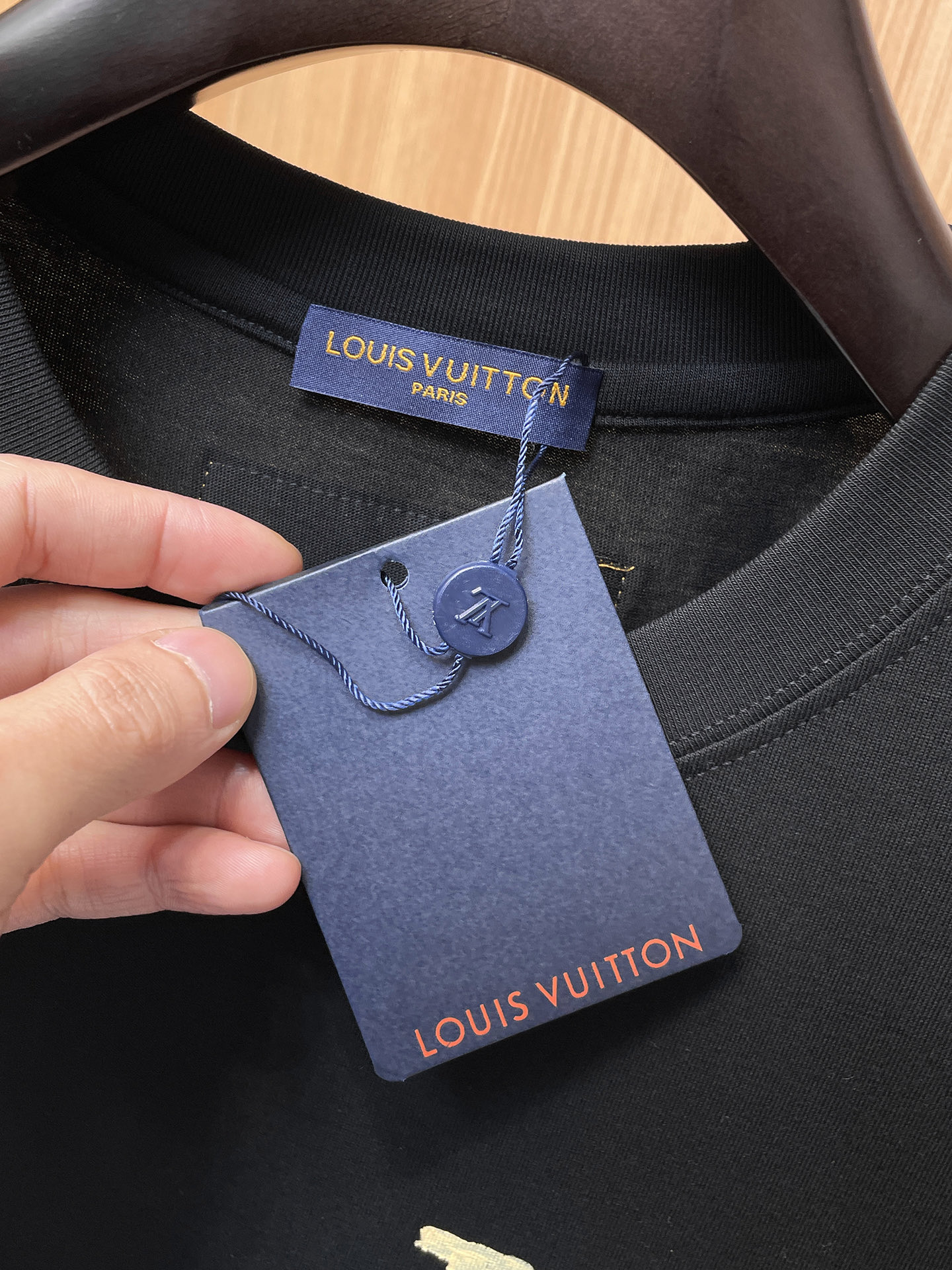 路易威登LV26春夏新品专柜首发最新款短袖圆领T恤 高端订制 设计前卫时尚！品牌logo手绘重工艺设计，