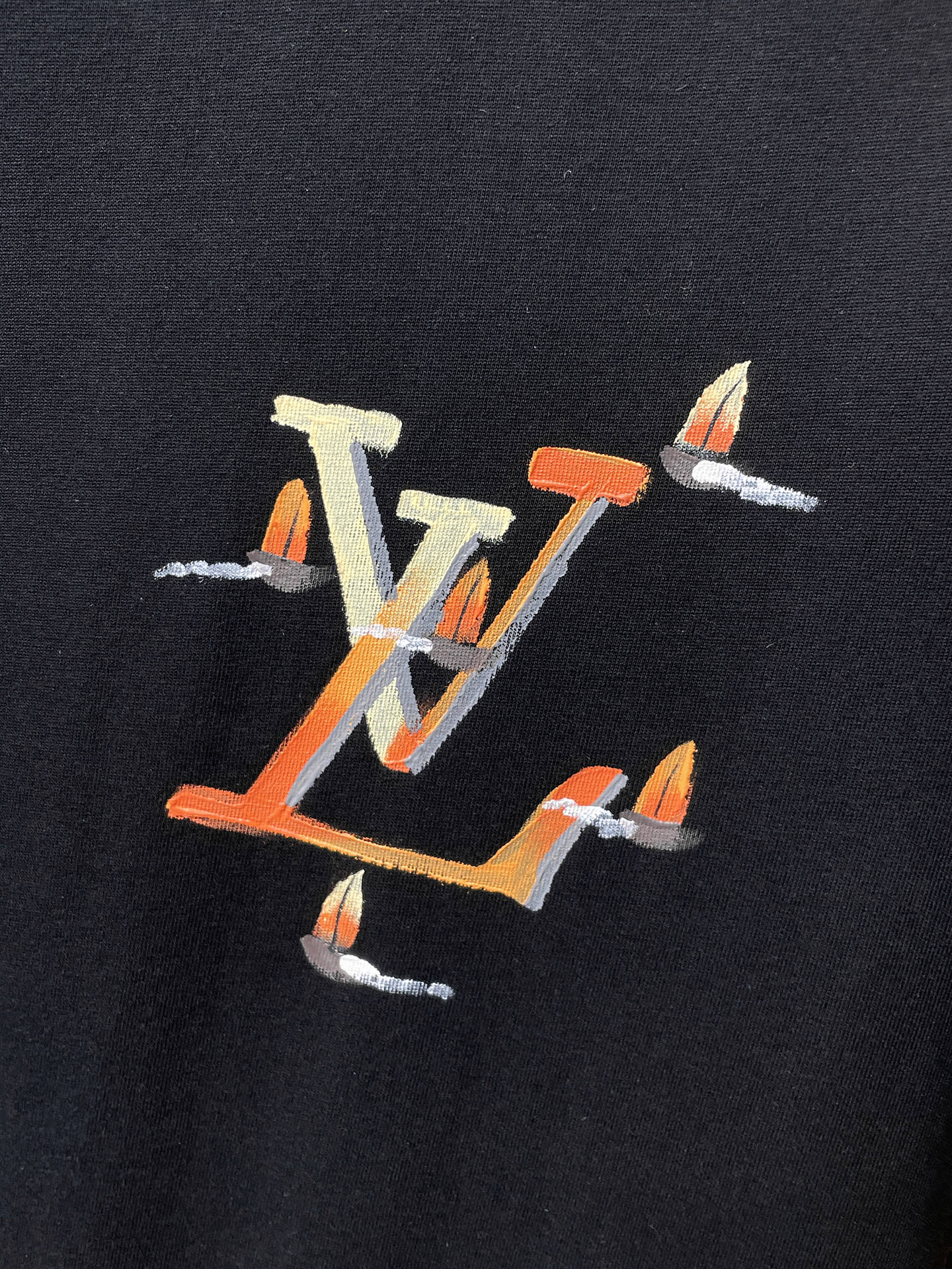 路易威登LV26春夏新品专柜首发最新款短袖圆领T恤 高端订制 设计前卫时尚！品牌logo手绘重工艺设计，