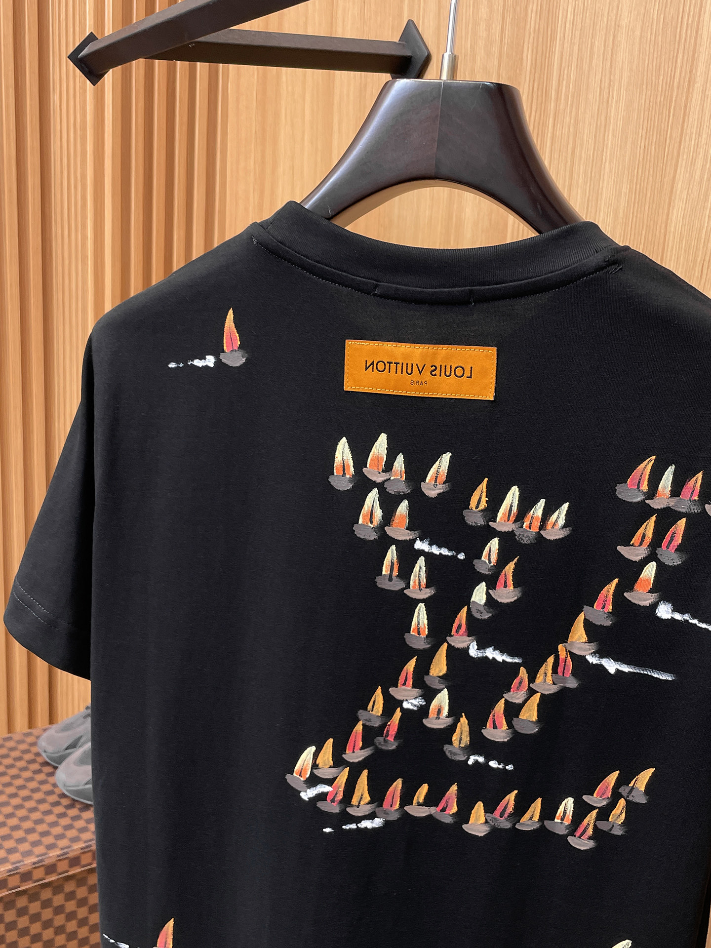 路易威登LV26春夏新品专柜首发最新款短袖圆领T恤 高端订制 设计前卫时尚！品牌logo手绘重工艺设计，