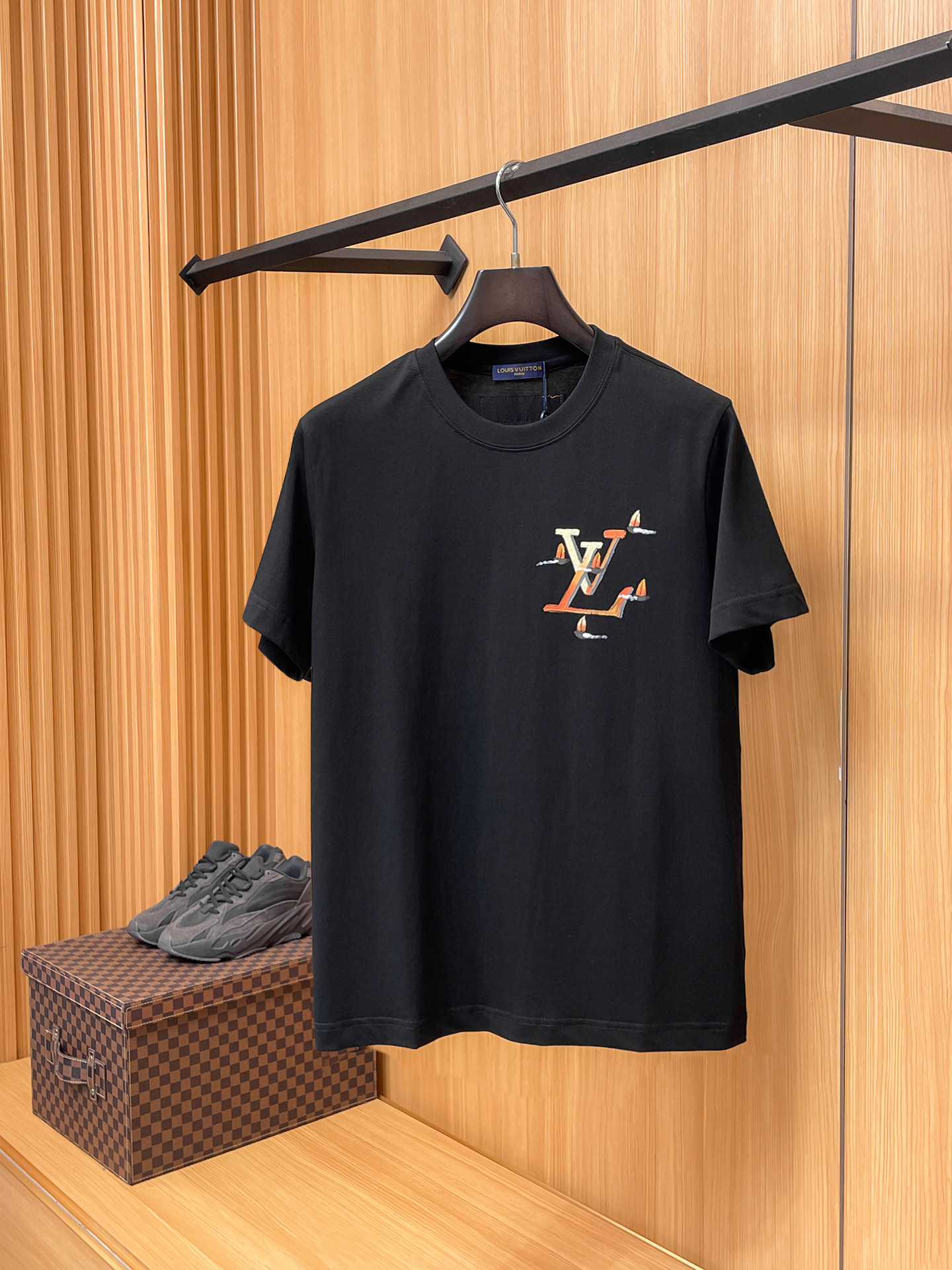 路易威登LV26春夏新品专柜首发最新款短袖圆领T恤 高端订制 设计前卫时尚！品牌logo手绘重工艺设计，