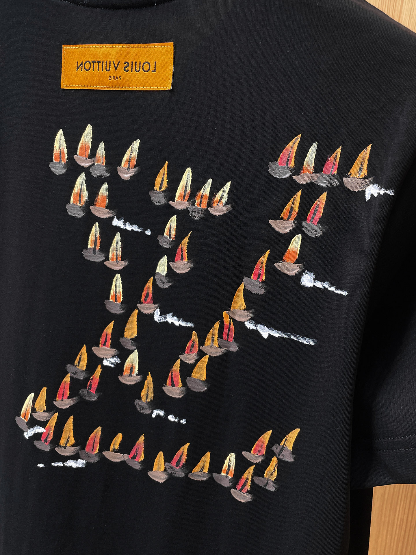 路易威登LV26春夏新品专柜首发最新款短袖圆领T恤 高端订制 设计前卫时尚！品牌logo手绘重工艺设计，