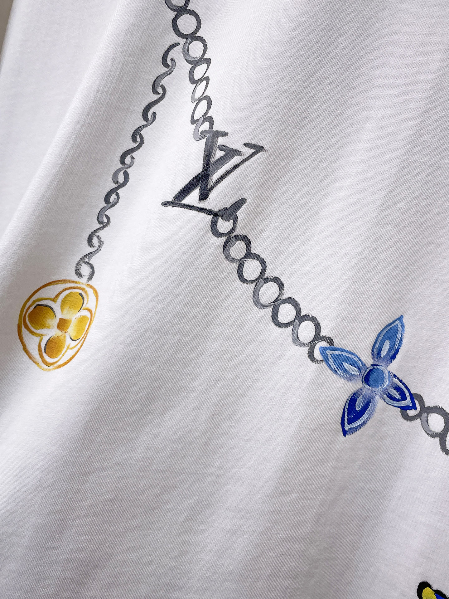 路易威登LV26春夏新品专柜首发最新款短袖圆领T恤 高端订制 设计前卫时尚！品牌logo手绘重工艺设计，