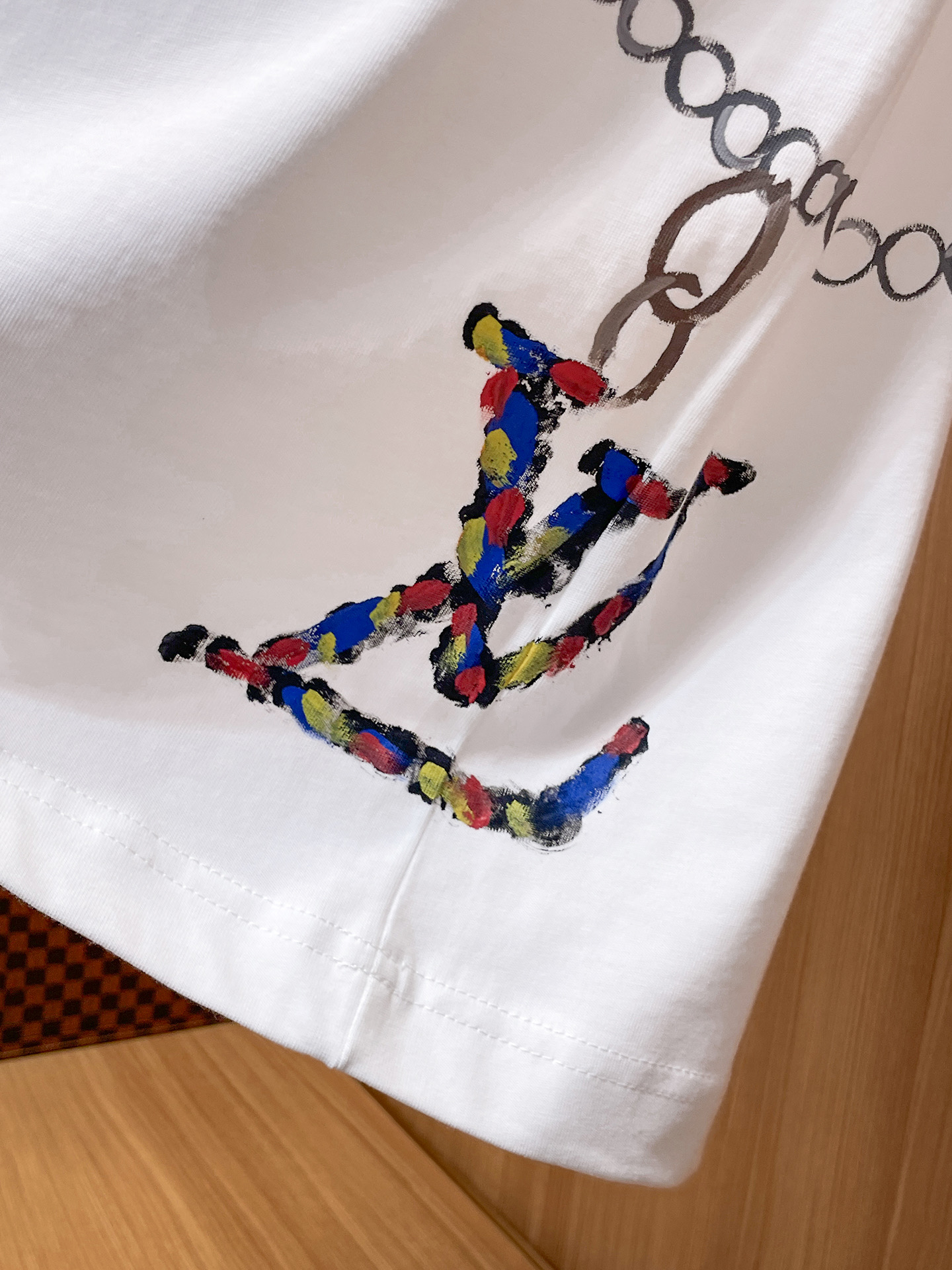 路易威登LV26春夏新品专柜首发最新款短袖圆领T恤 高端订制 设计前卫时尚！品牌logo手绘重工艺设计，