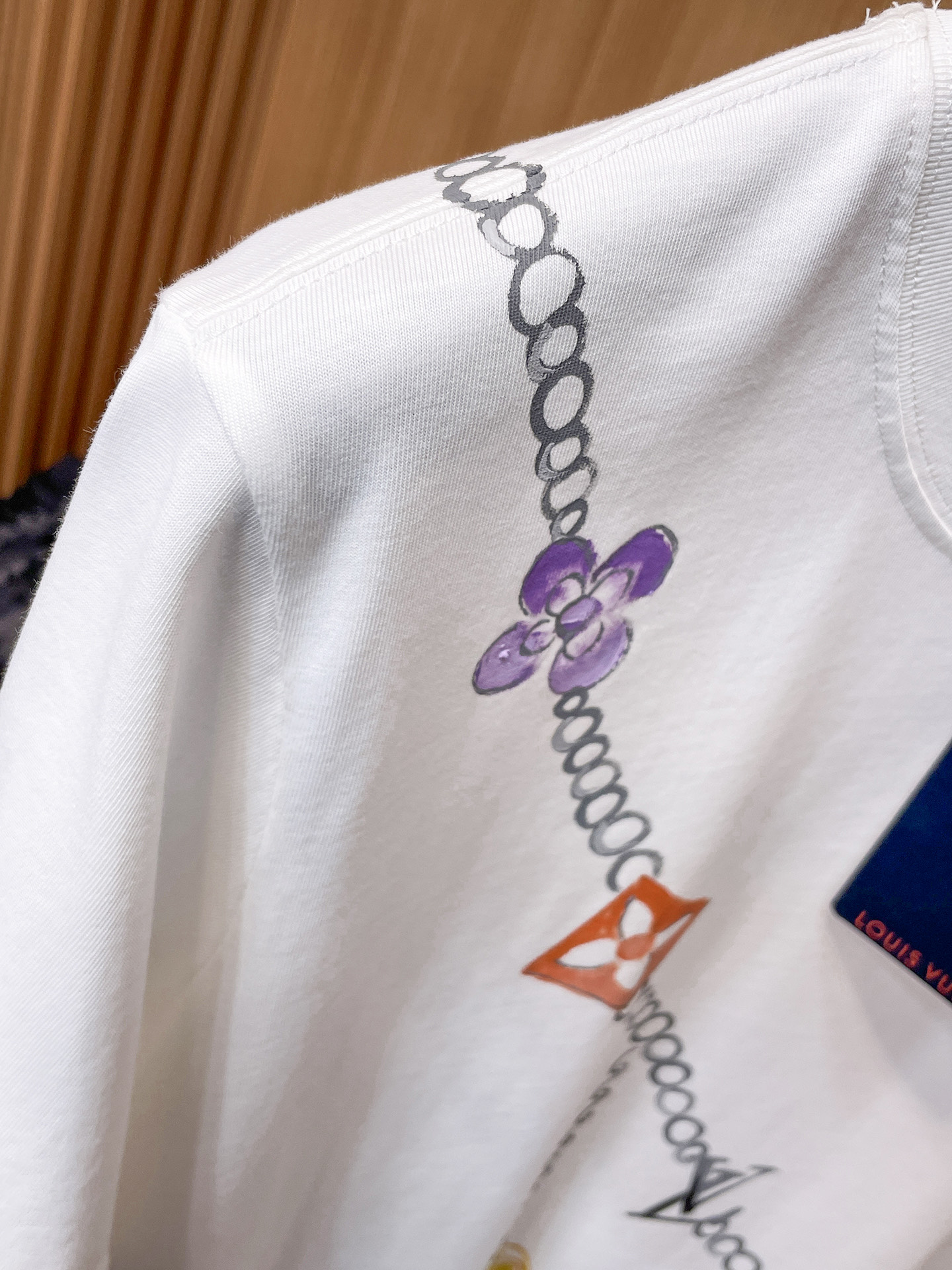 路易威登LV26春夏新品专柜首发最新款短袖圆领T恤 高端订制 设计前卫时尚！品牌logo手绘重工艺设计，