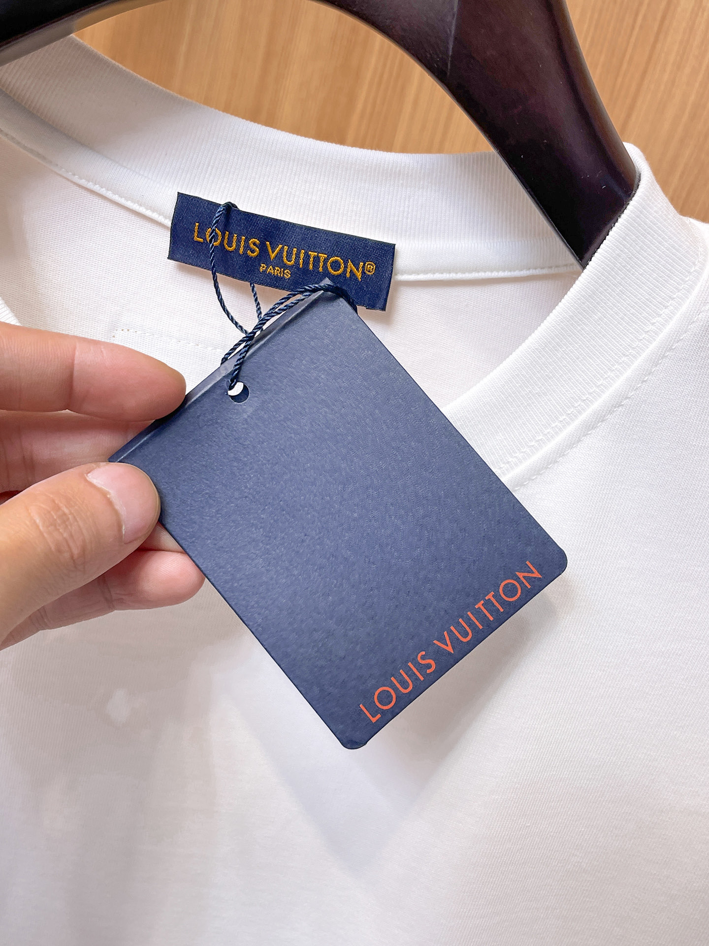 路易威登LV26春夏新品专柜首发最新款短袖圆领T恤 高端订制 设计前卫时尚！品牌logo手绘重工艺设计，