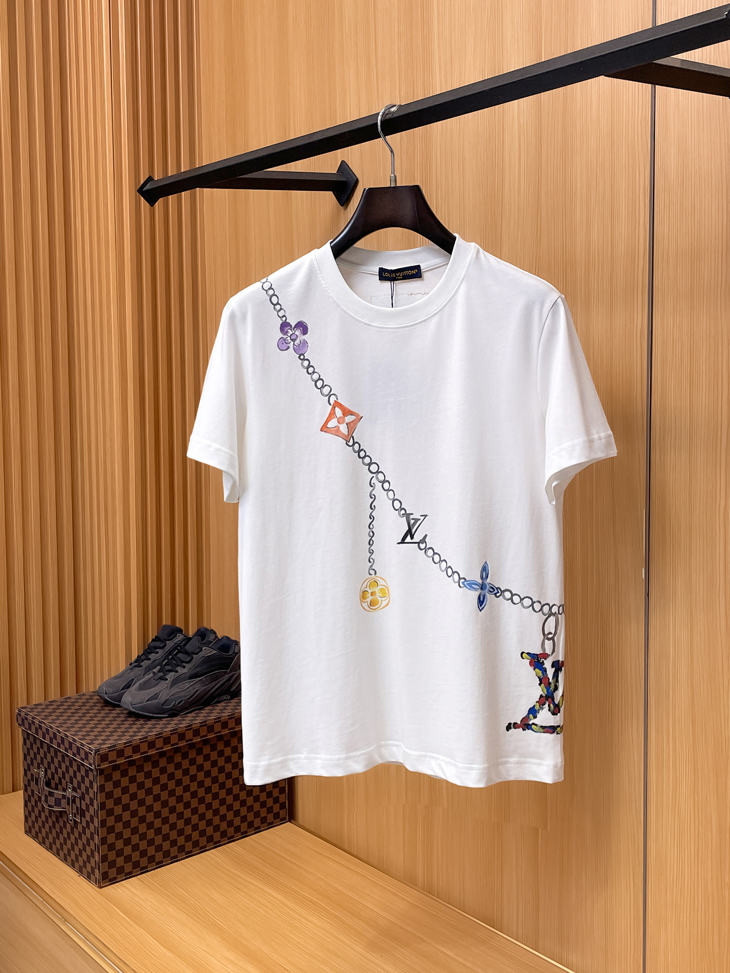 路易威登LV26春夏新品专柜首发最新款短袖圆领T恤 高端订制 设计前卫时尚！品牌logo手绘重工艺设计，