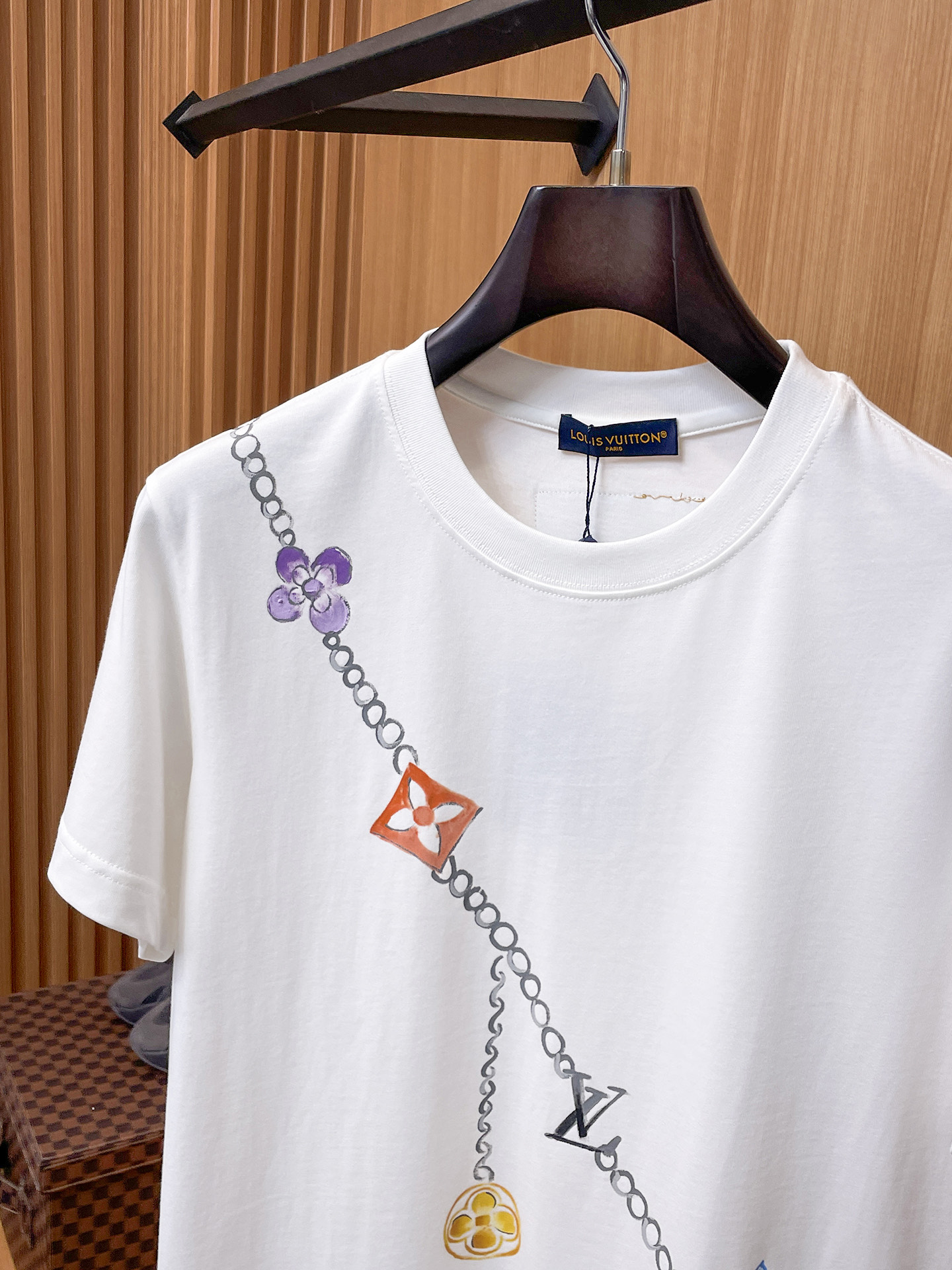 路易威登LV26春夏新品专柜首发最新款短袖圆领T恤 高端订制 设计前卫时尚！品牌logo手绘重工艺设计，