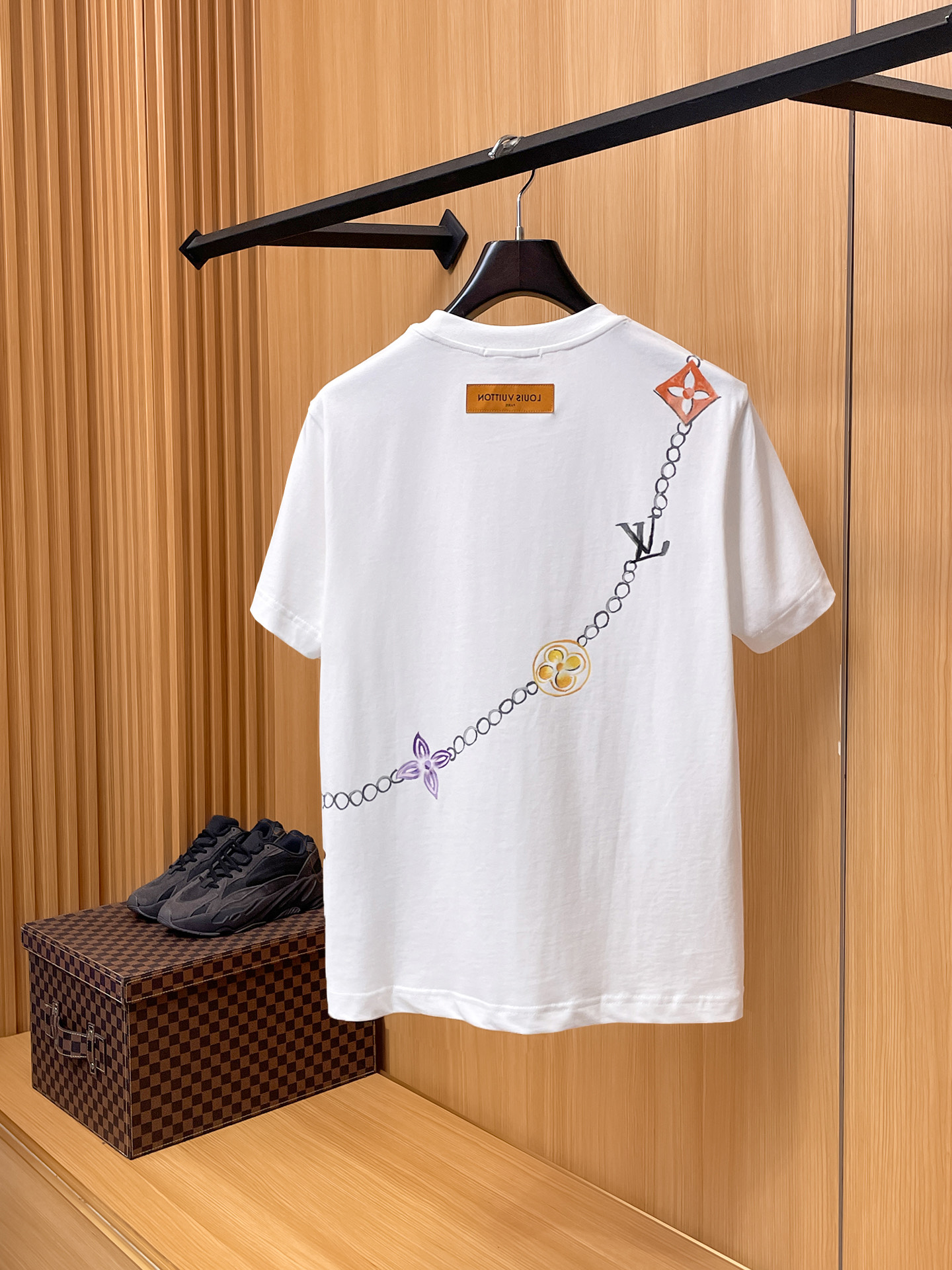 路易威登LV26春夏新品专柜首发最新款短袖圆领T恤 高端订制 设计前卫时尚！品牌logo手绘重工艺设计，